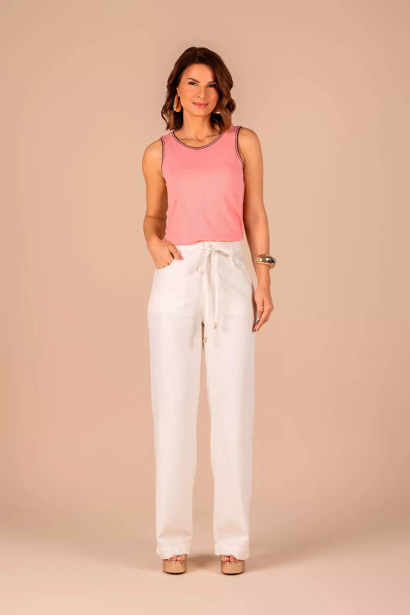 calça sarja wide leg cintura intermediária com amarração