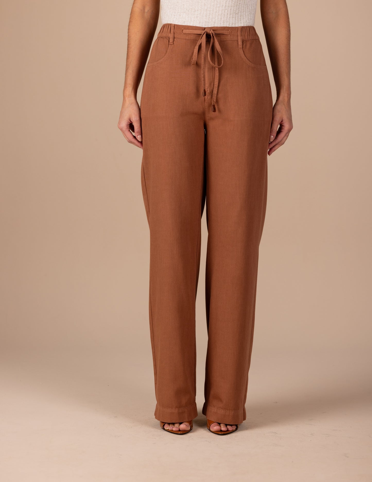 calça sarja wide leg cintura intermediária com amarração