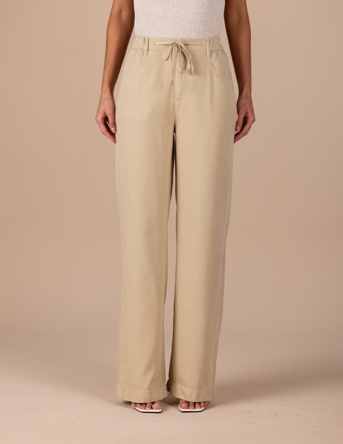 calça sarja wide leg cintura intermediária com amarração