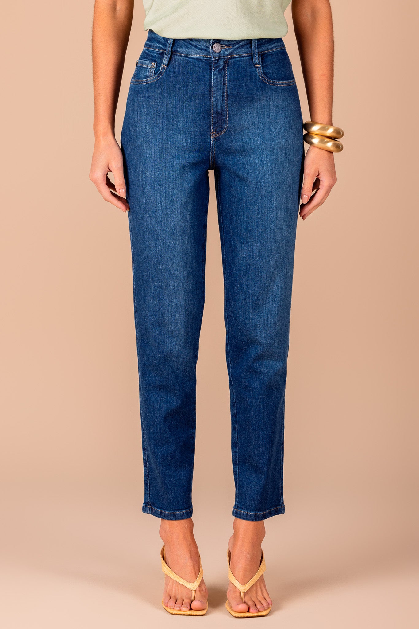 calça jeans mom cintura intermediária com bordado