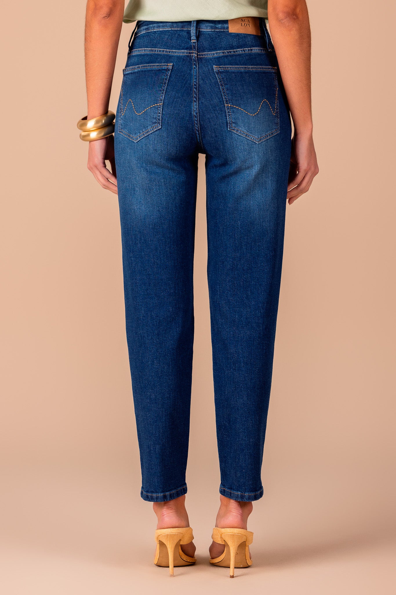 calça jeans mom cintura intermediária com bordado