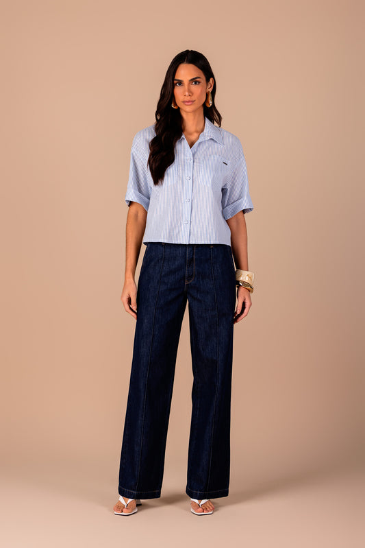 calça jeans pantalona cintura intermediária com detalhe travete