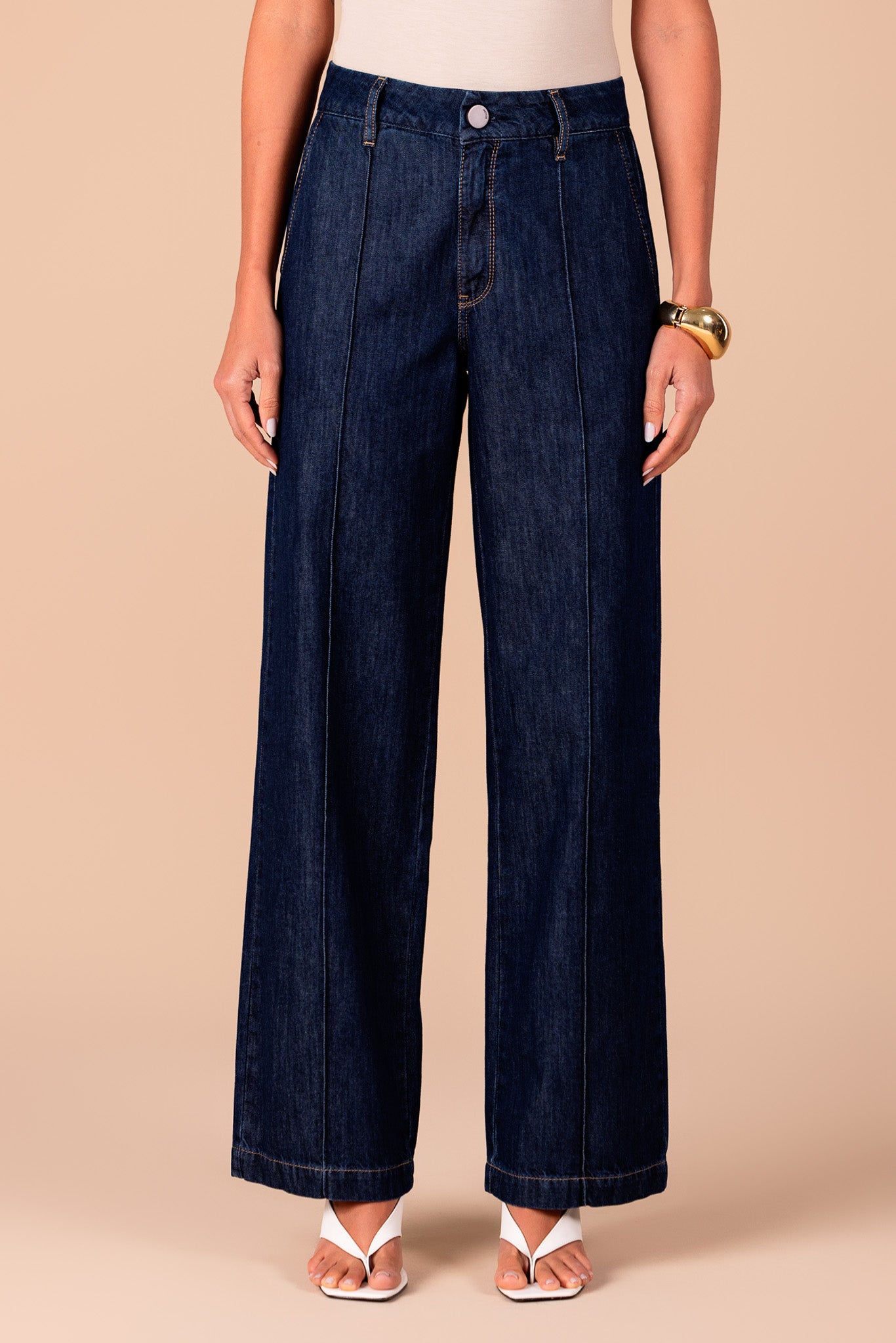 calça jeans pantalona cintura intermediária com detalhe travete