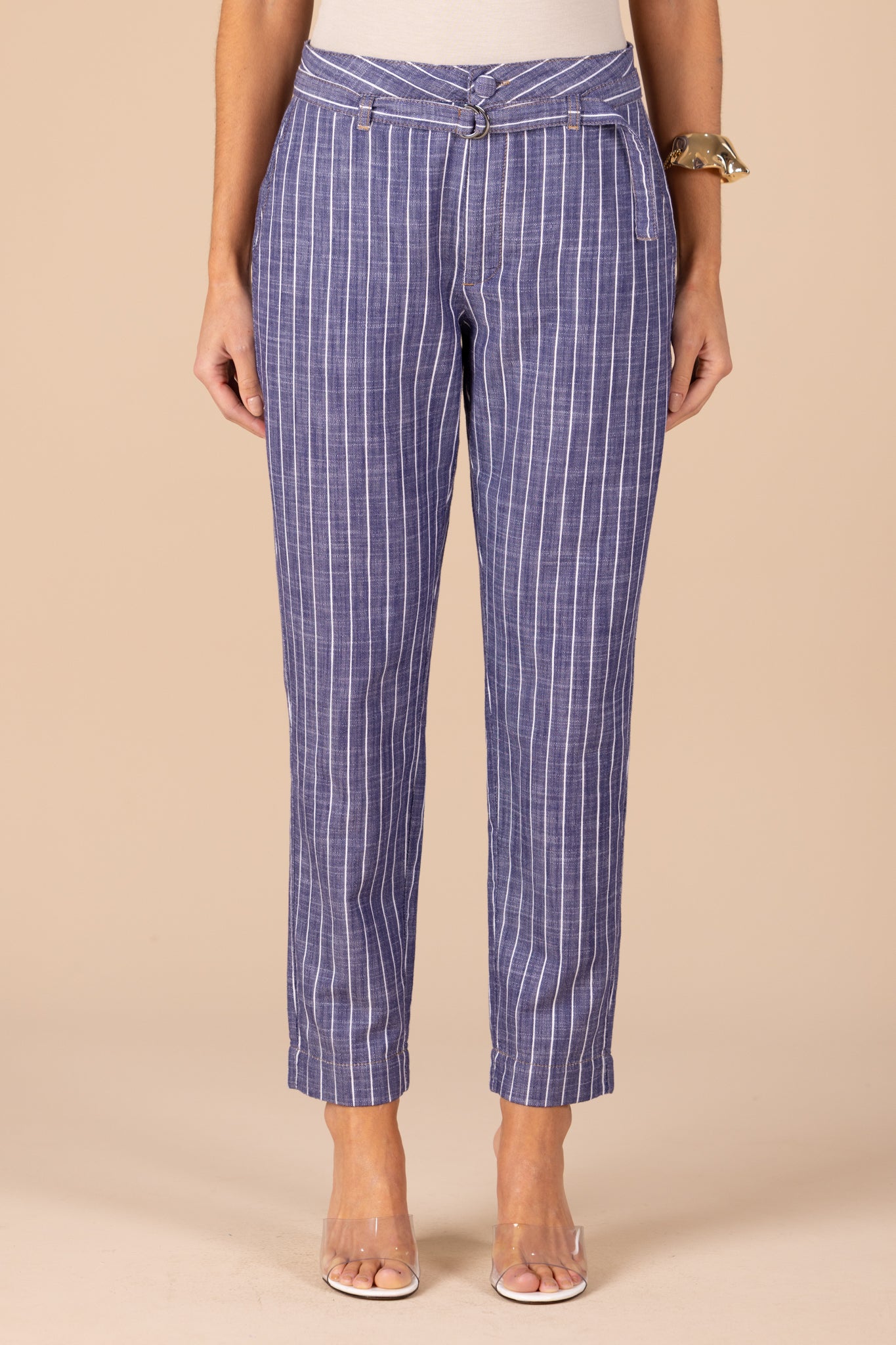 calça algodão mom cintura intermediária listrada com faixa