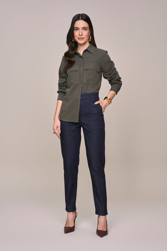 calça jeans mom cintura intermediária com pregas