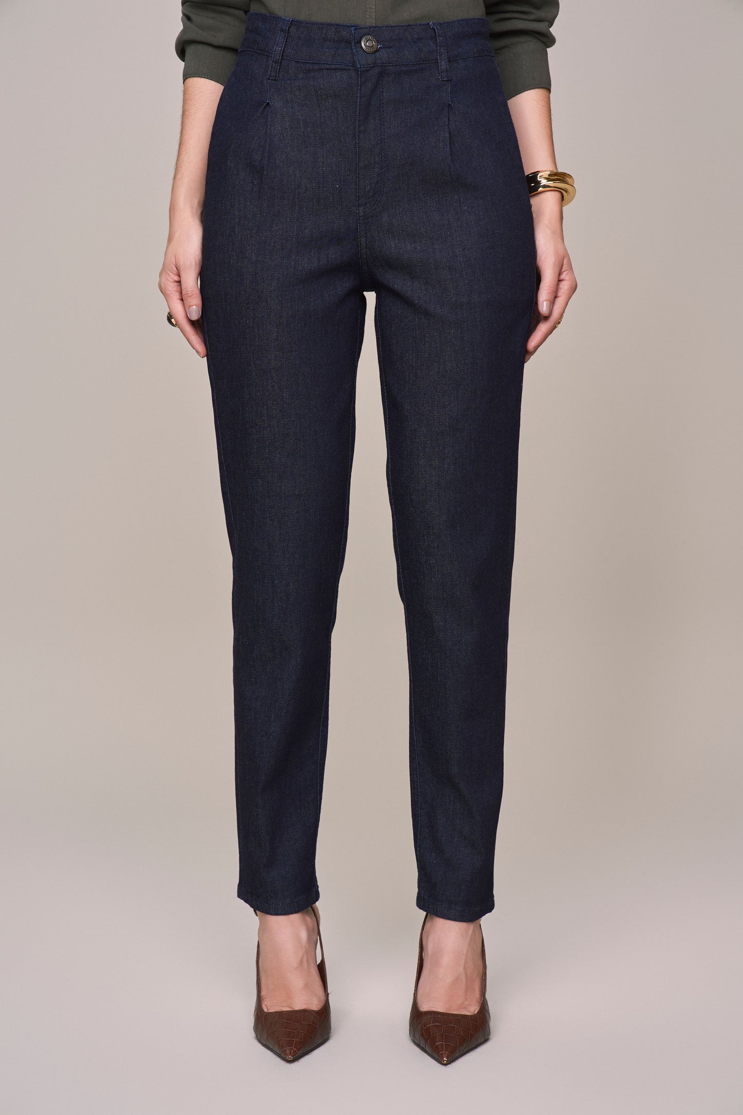 calça jeans mom cintura intermediária com pregas