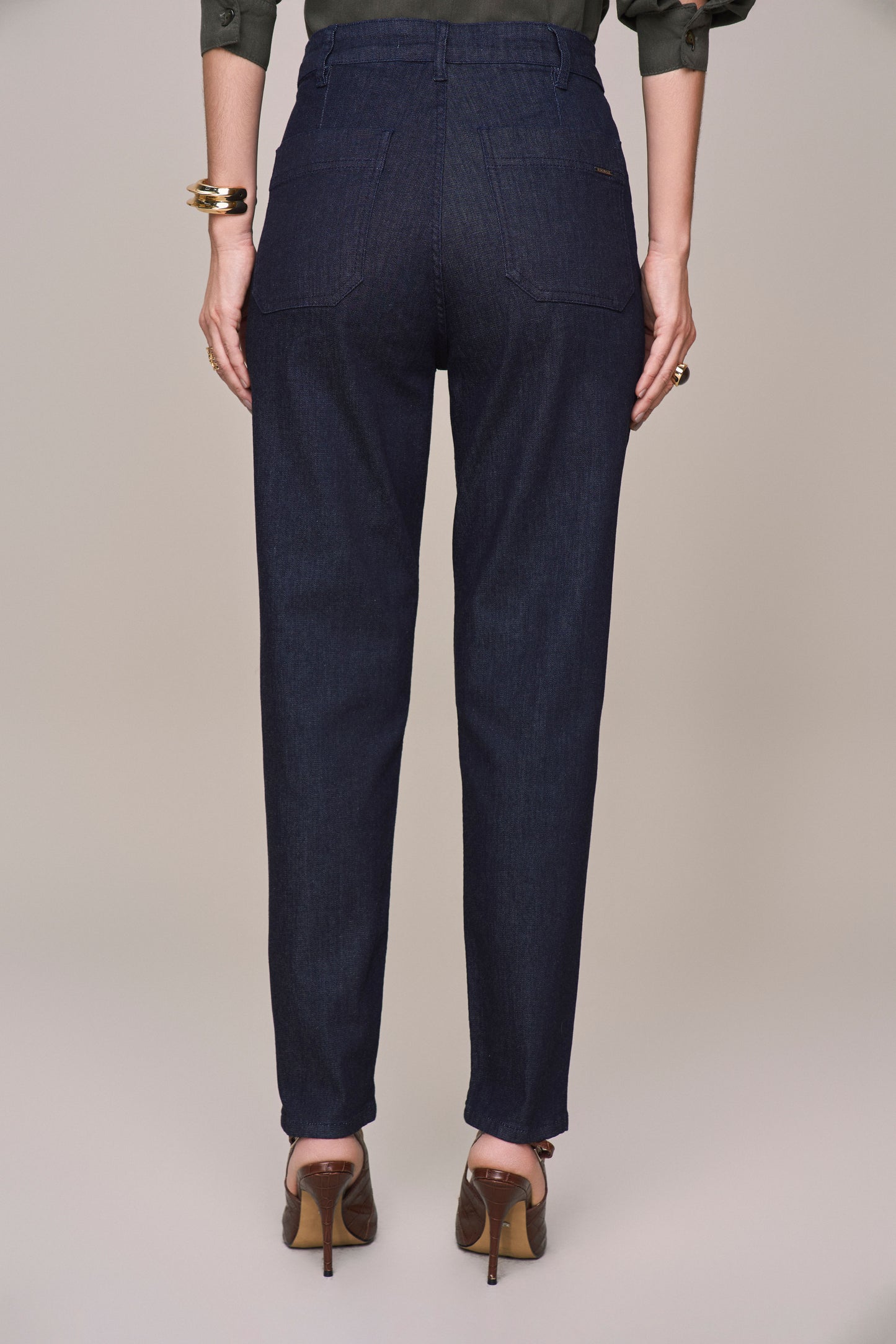 calça jeans mom cintura intermediária com pregas
