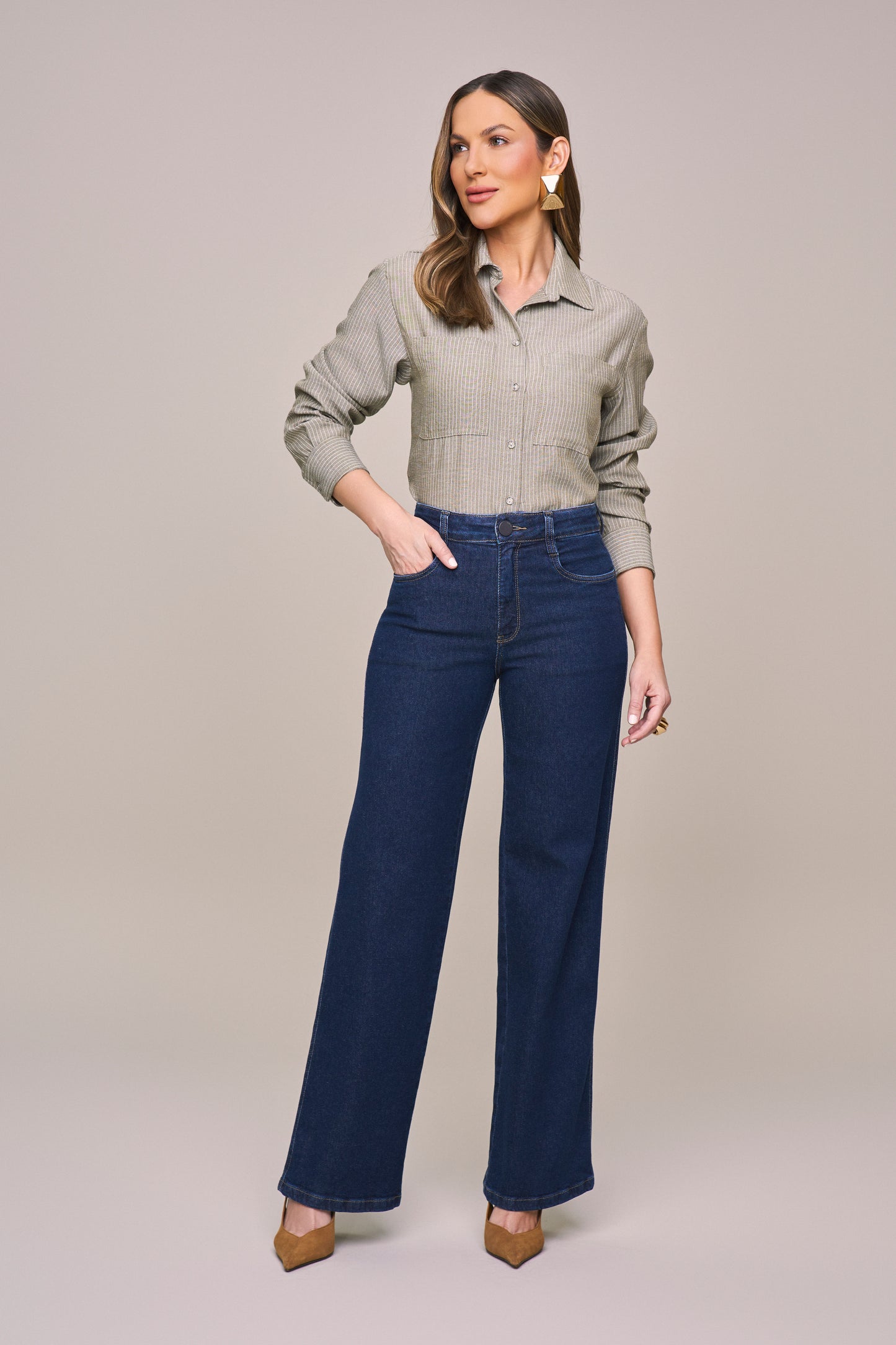 calça jeans pantalona cintura intermediária com bolsos embutidos