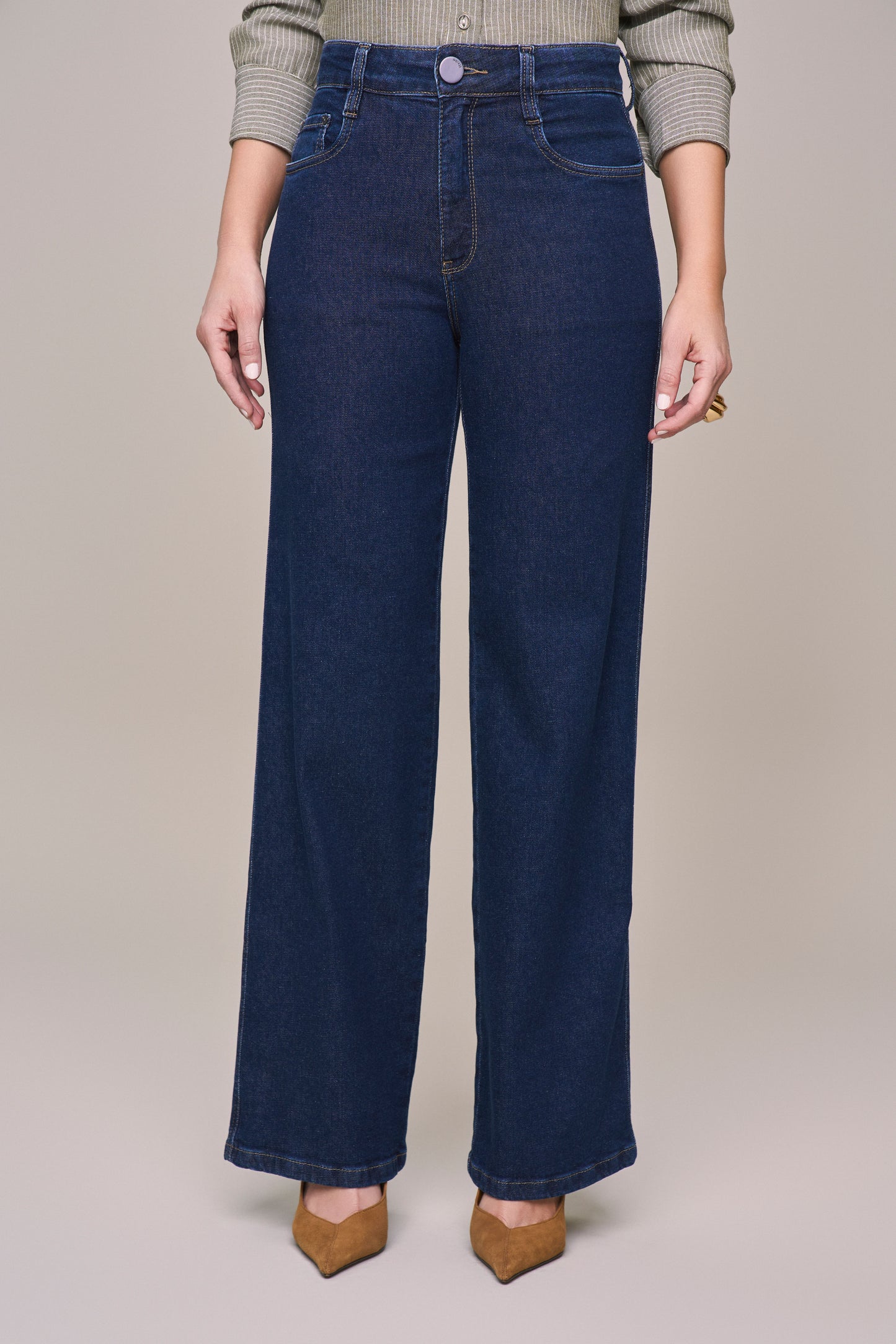 calça jeans pantalona cintura intermediária com bolsos embutidos