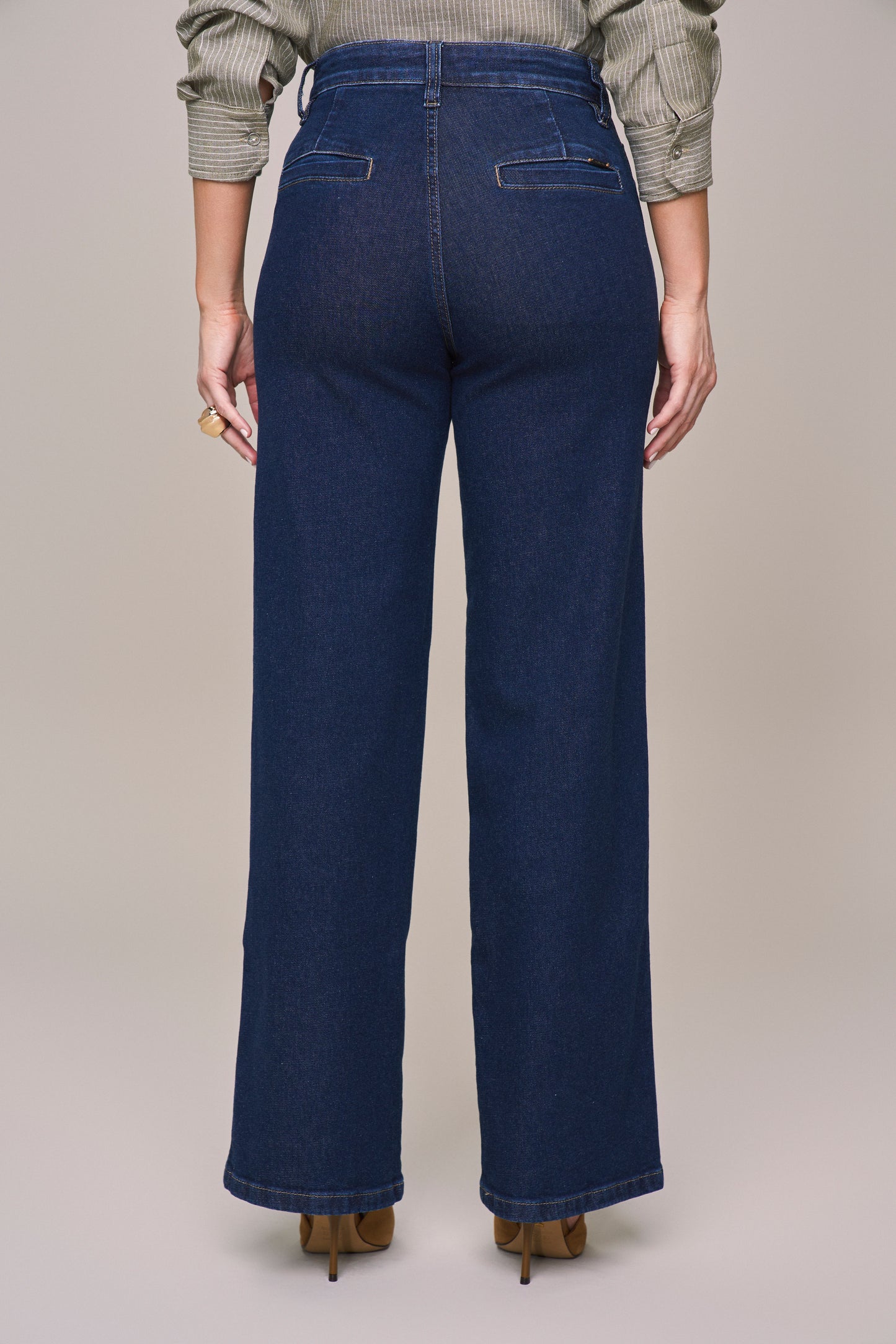 calça jeans pantalona cintura intermediária com bolsos embutidos
