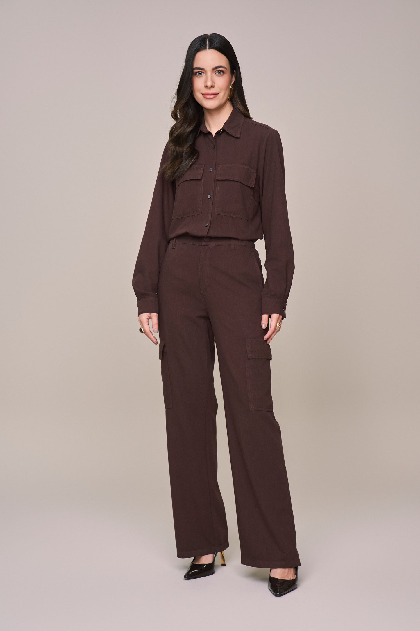 calça sarja wide leg cinturaintermediária com bolsos cargo