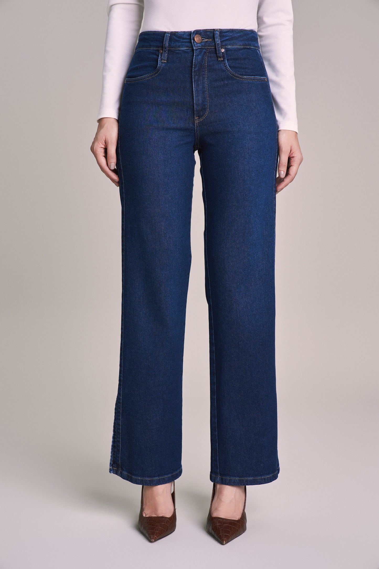 calça jeans wide leg cintura intermediária com abertura