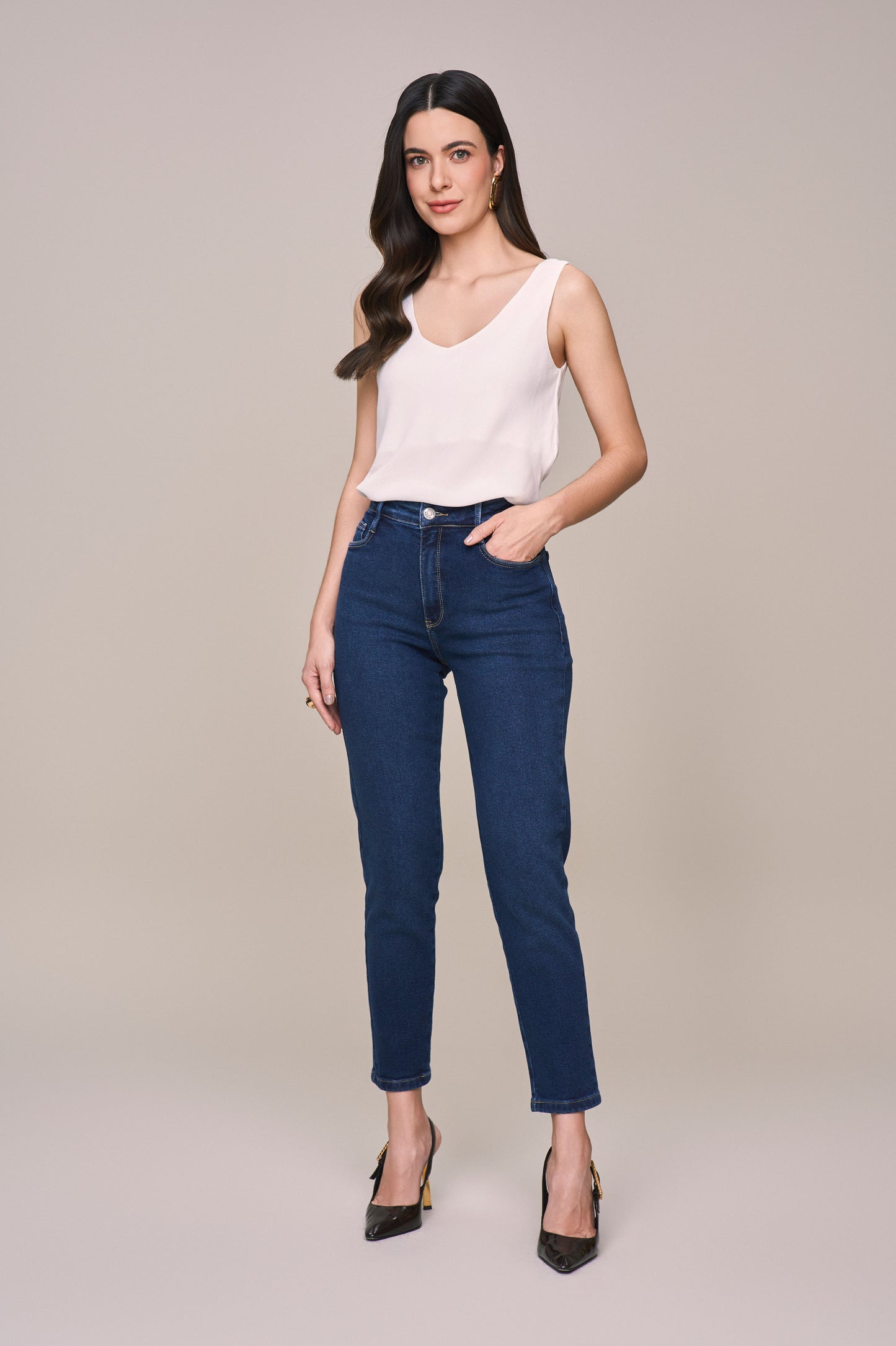 calça jeans mom cintura intermediária pesponto decorativo bolso