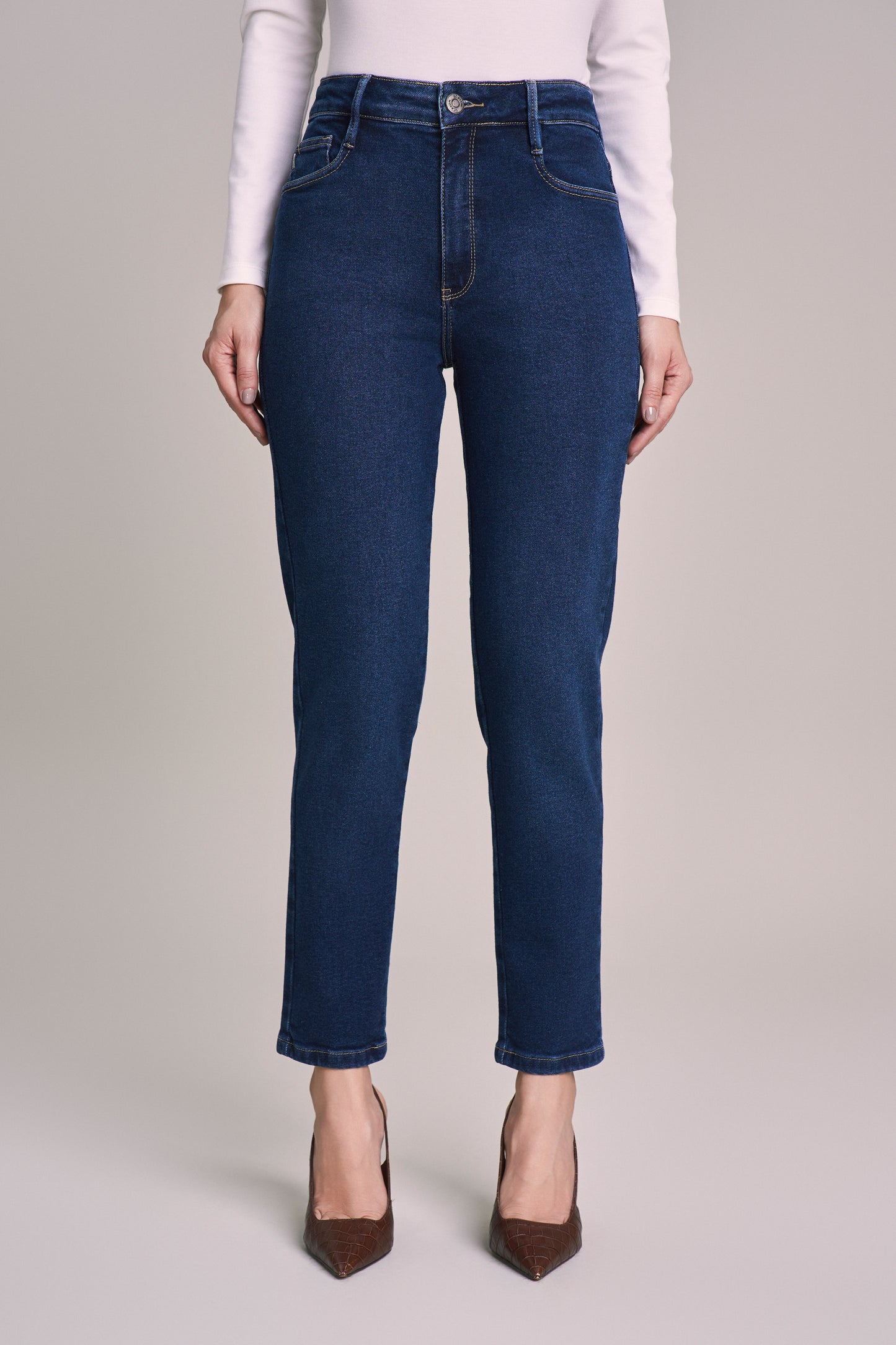 calça jeans mom cintura intermediária pesponto decorativo bolso