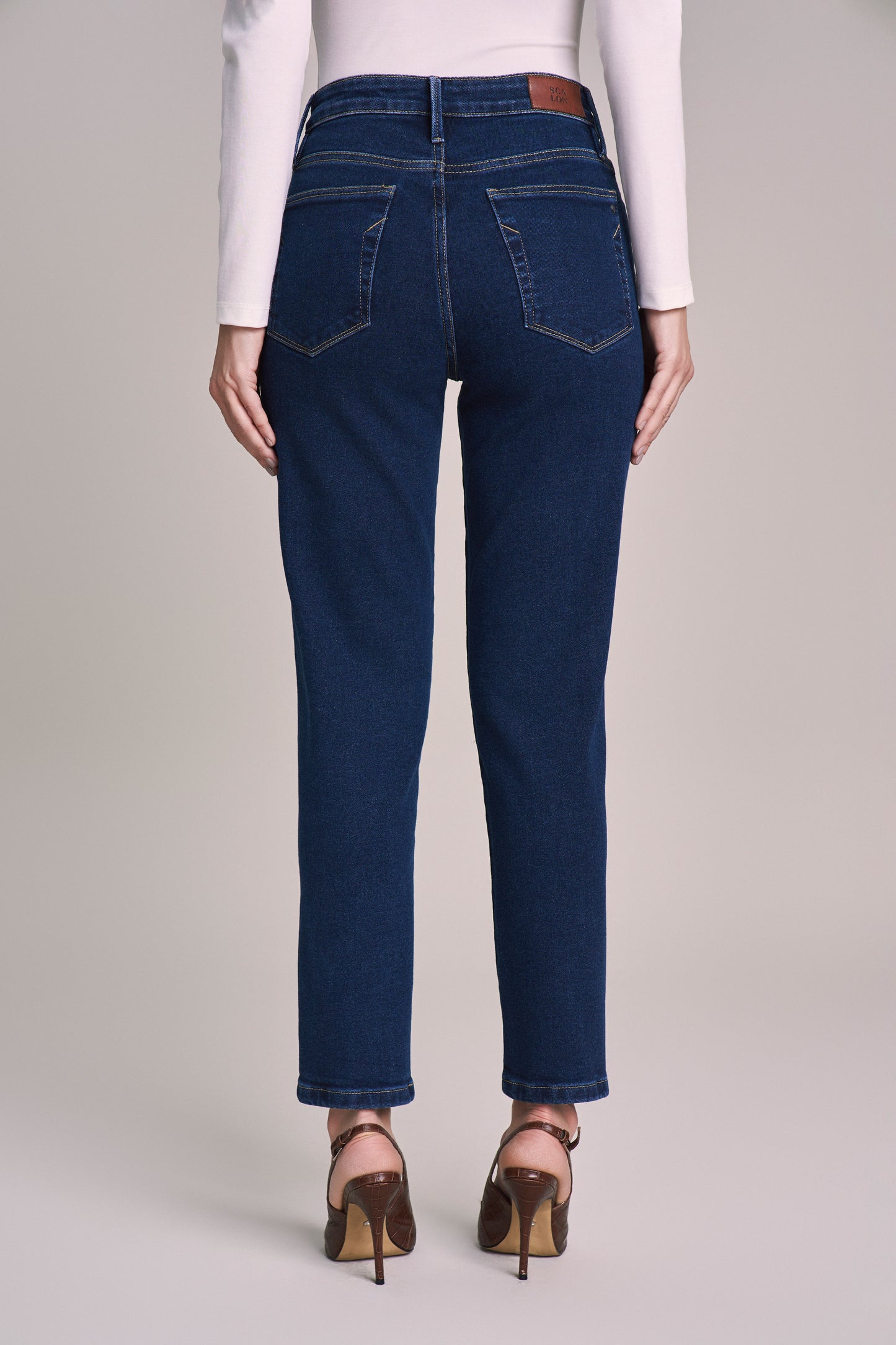 calça jeans mom cintura intermediária pesponto decorativo bolso