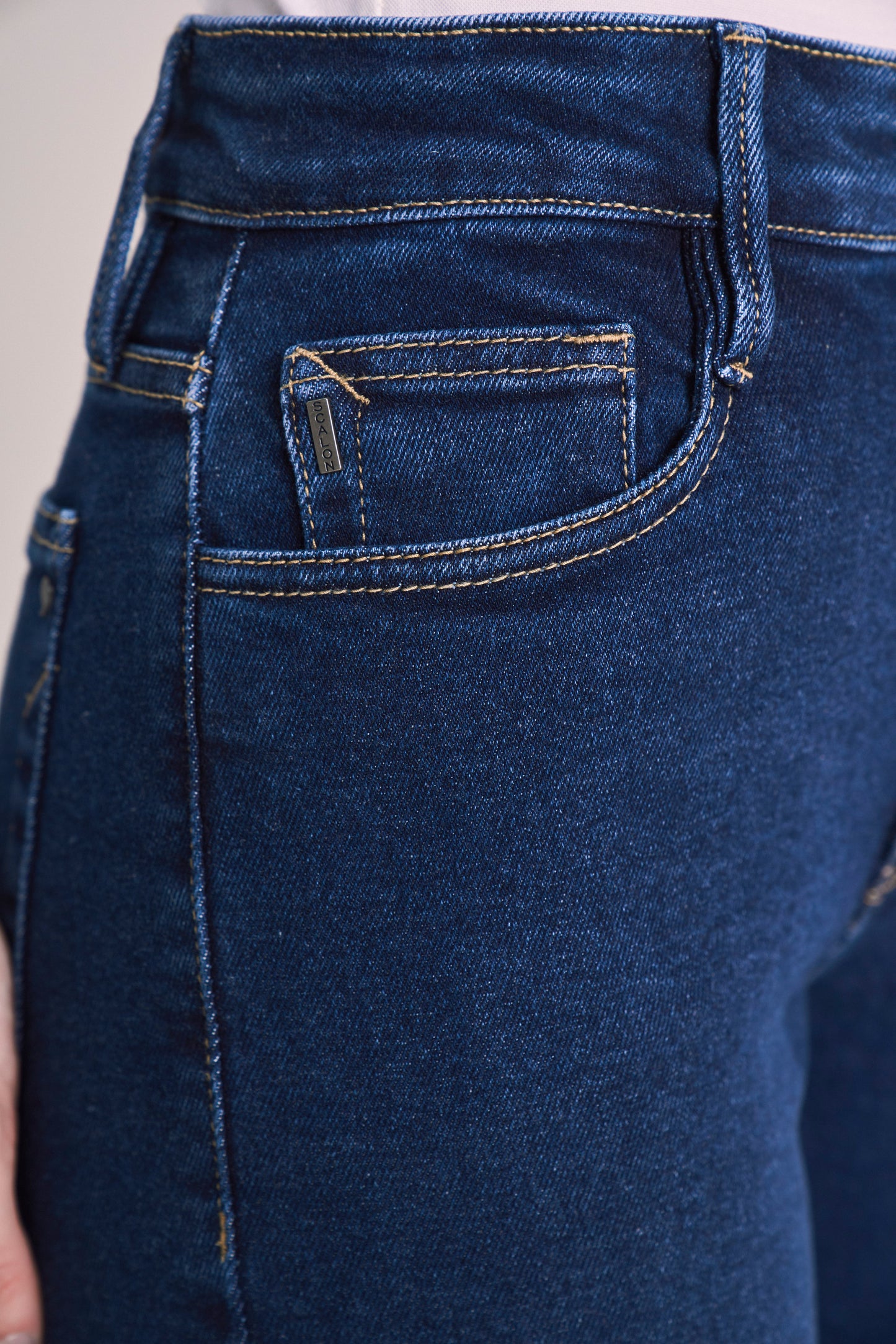 calça jeans mom cintura intermediária pesponto decorativo bolso