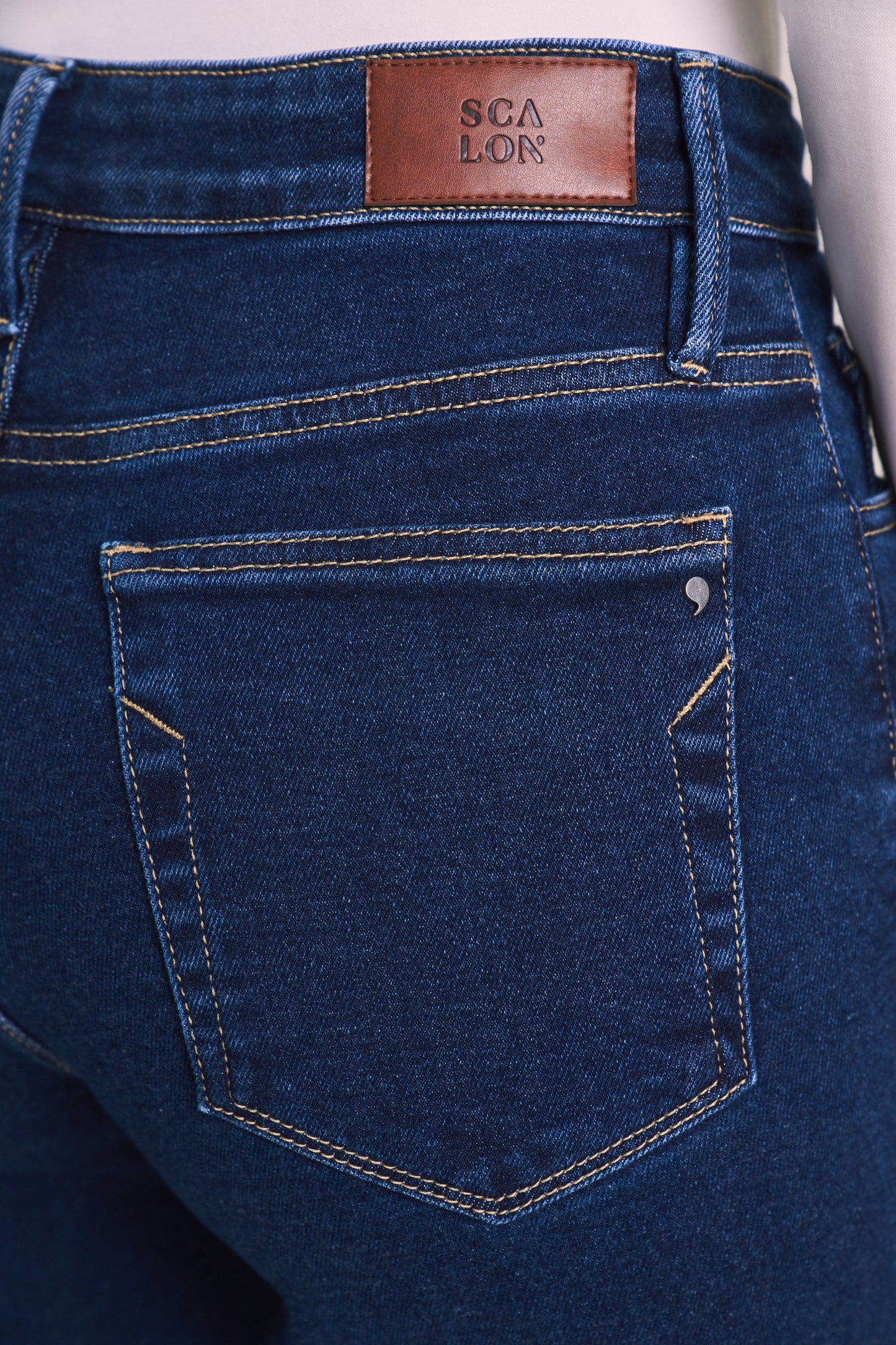 calça jeans mom cintura intermediária pesponto decorativo bolso