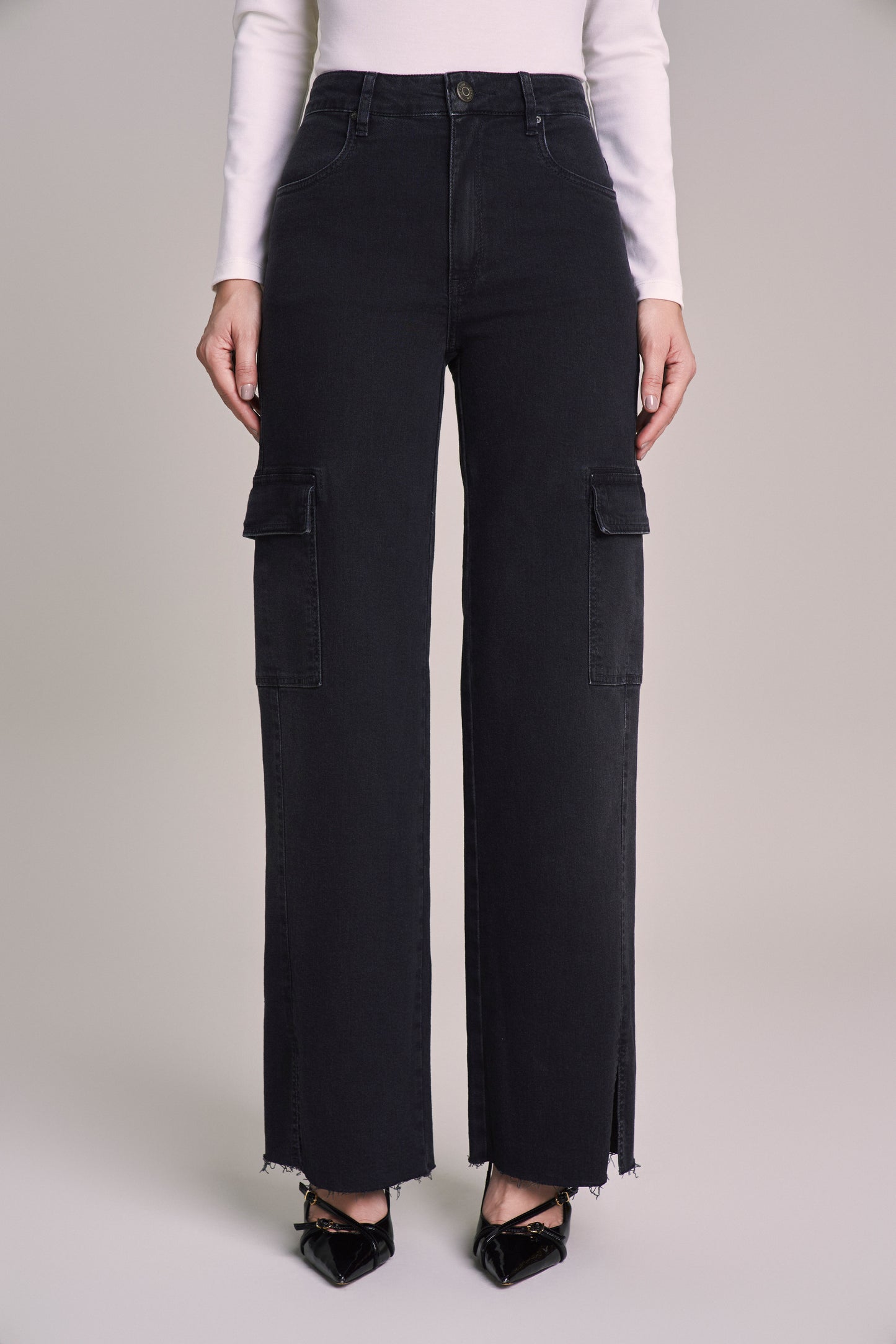calça jeans black wide leg cintura intermediaria com bolsos cargo