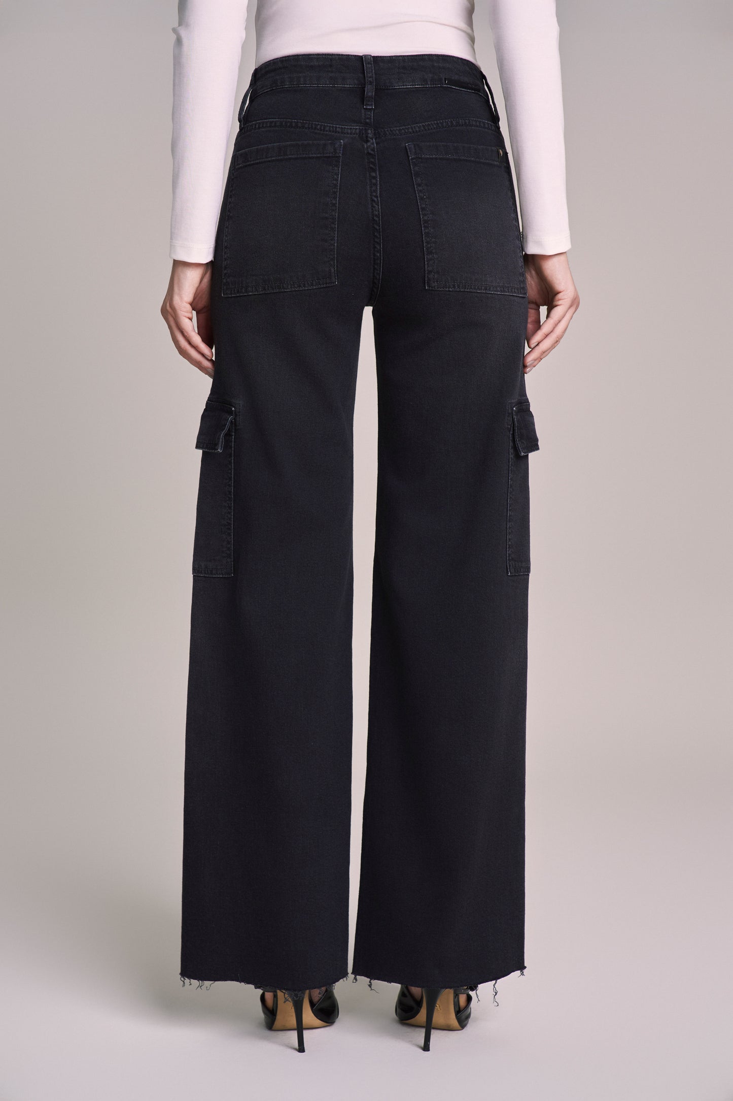 calça jeans black wide leg cintura intermediaria com bolsos cargo