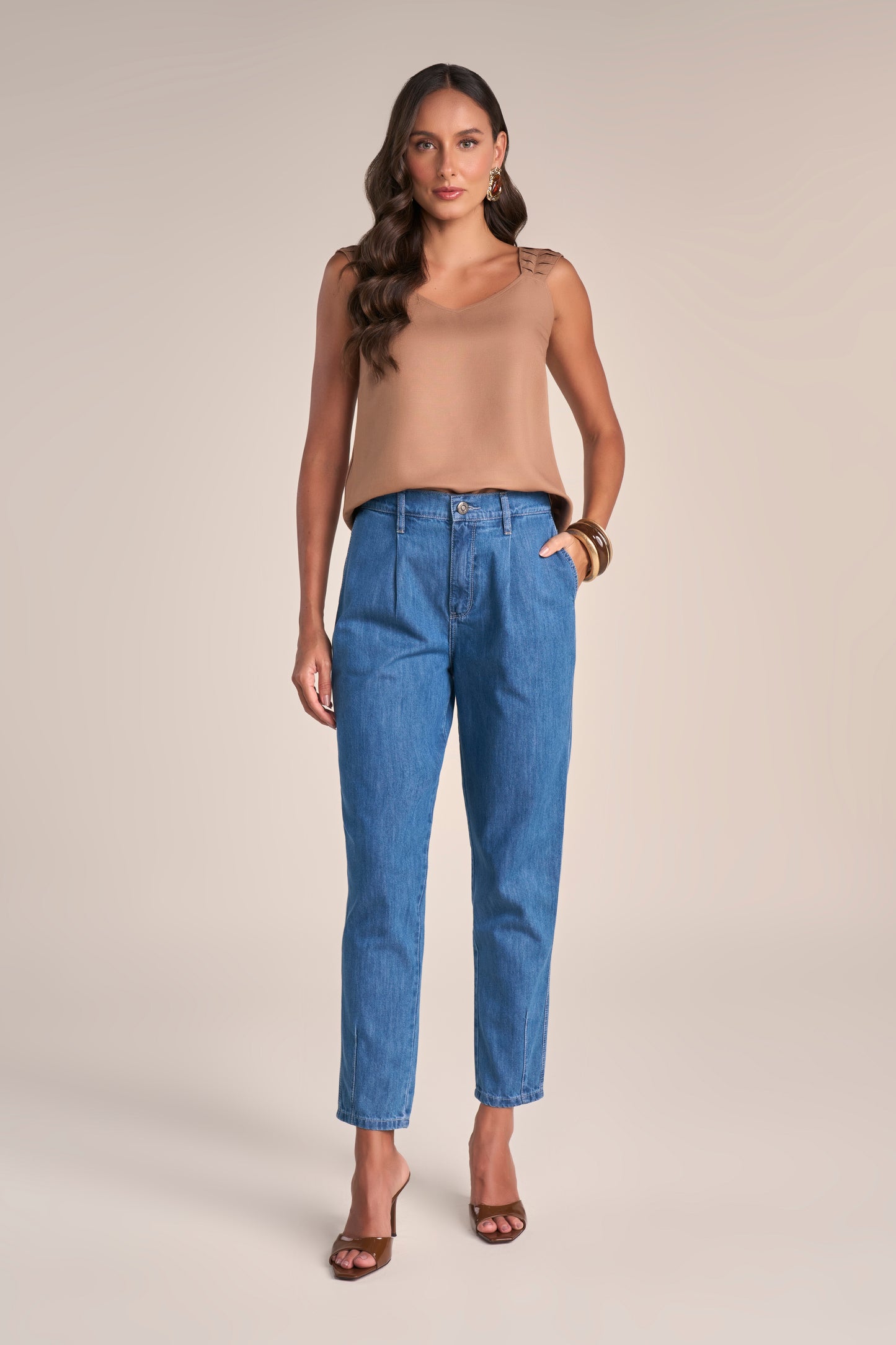 calça jeans mom cintura intermediária com pregas