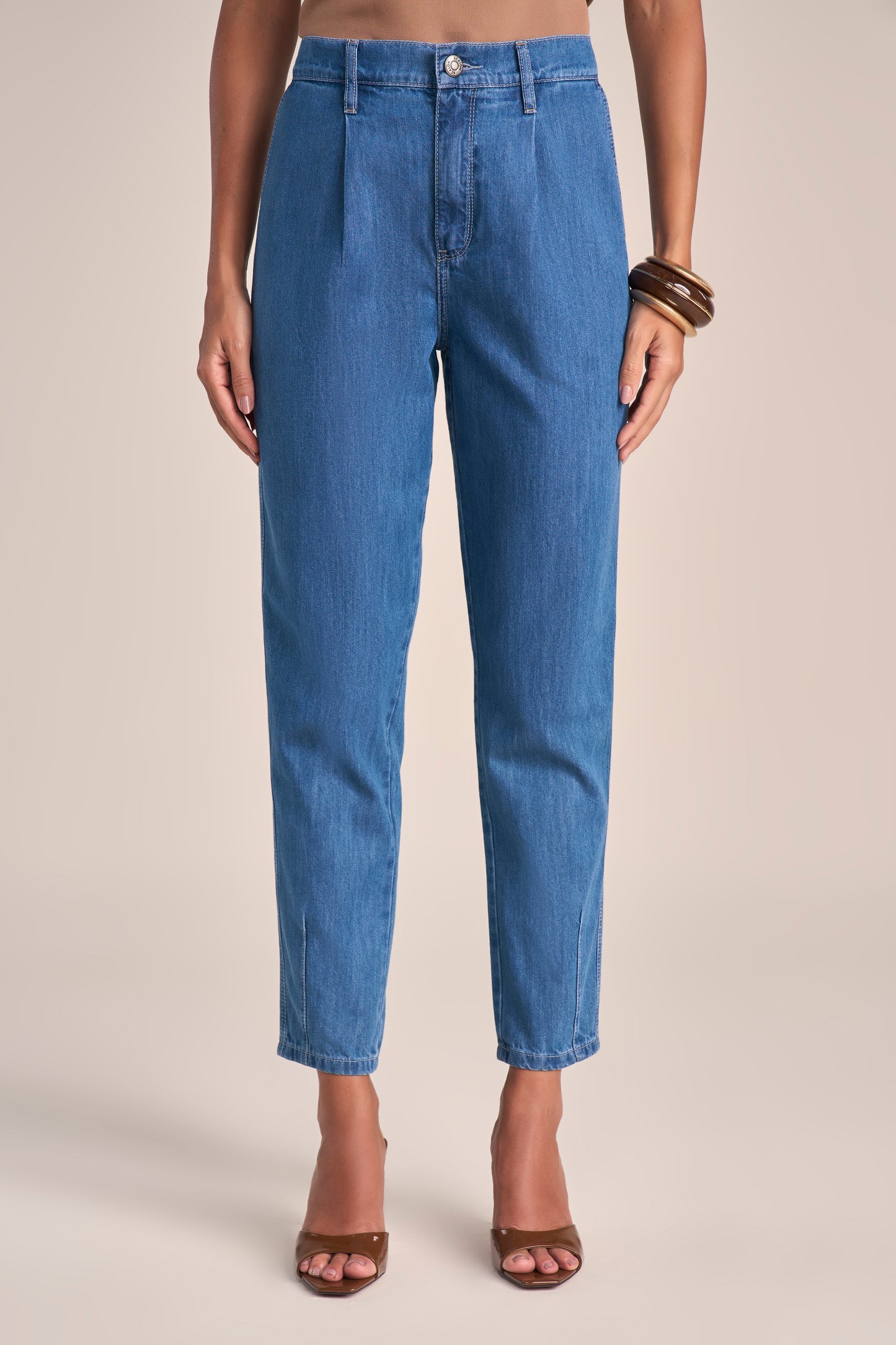 calça jeans mom cintura intermediária com pregas