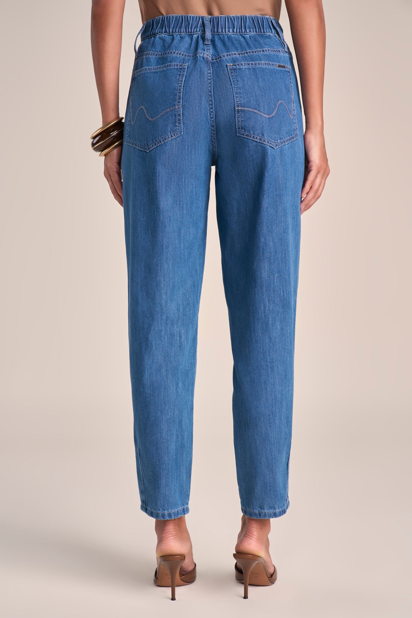 calça jeans mom cintura intermediária com pregas