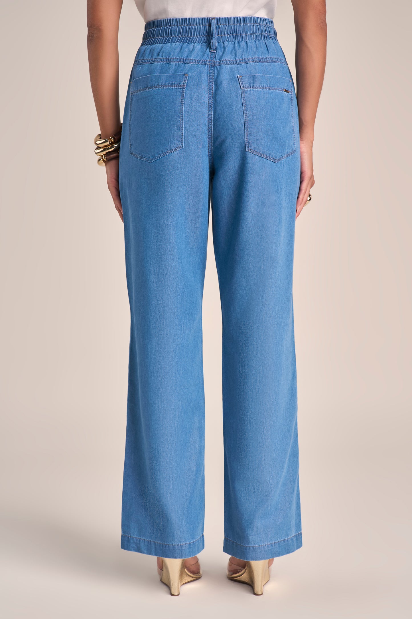 Calça Jeans Wide Leg Cintura Intermediária Cós de Elástico com Ajustador