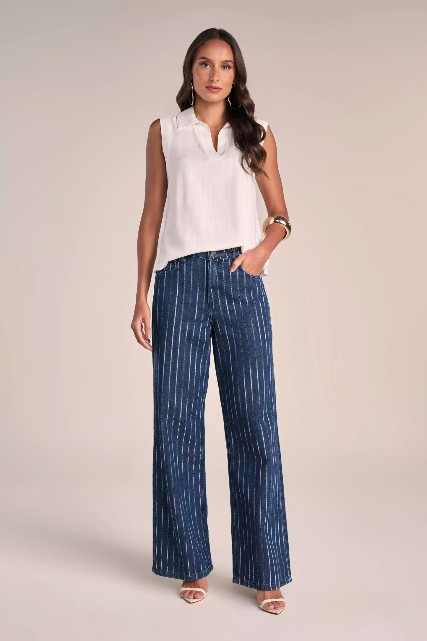 Calça Jeans Wide Leg Cintura Intermediária Listrada com Detalhe Ajustável