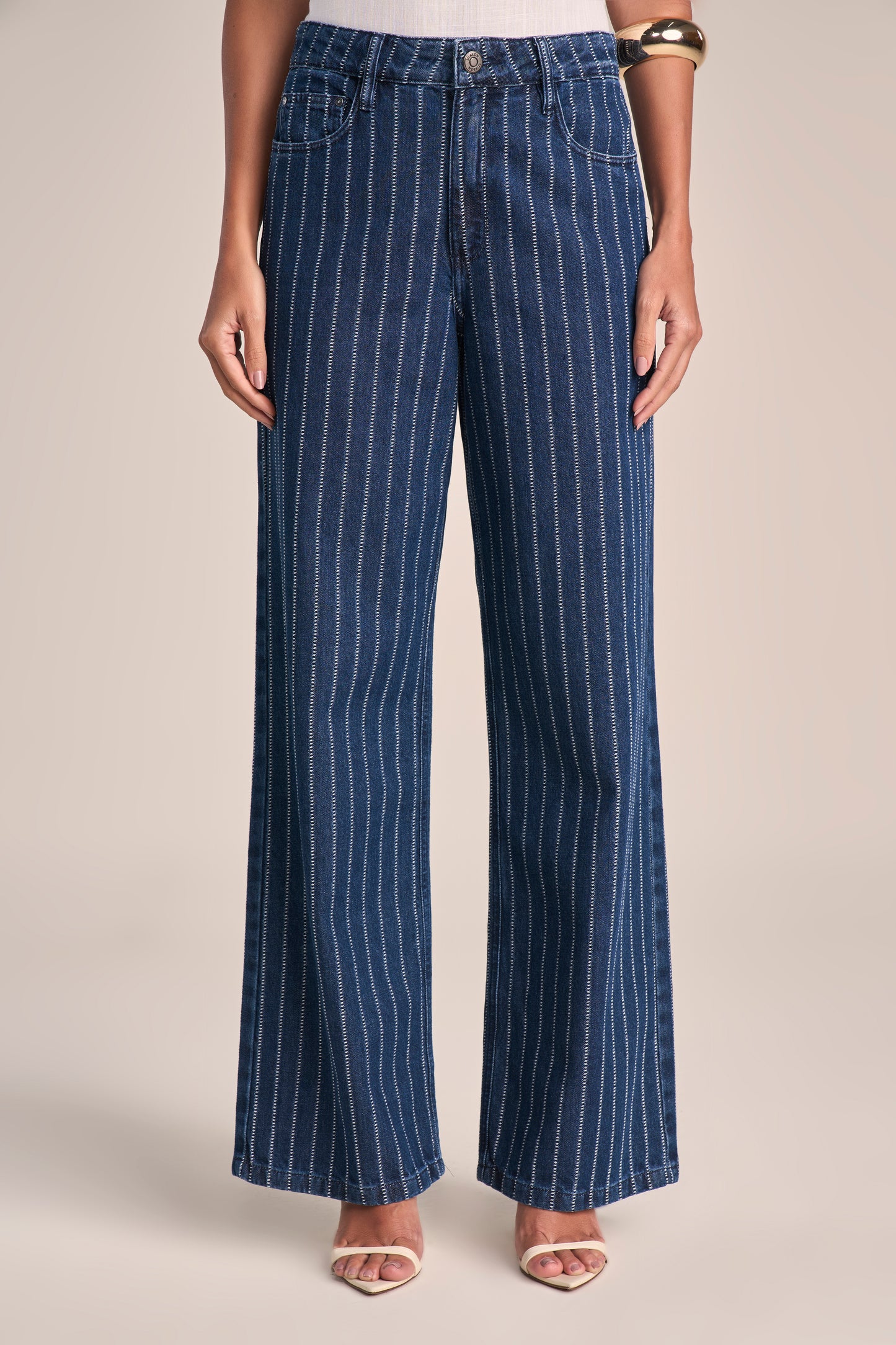 Calça Jeans Wide Leg Cintura Intermediária Listrada com Detalhe Ajustável