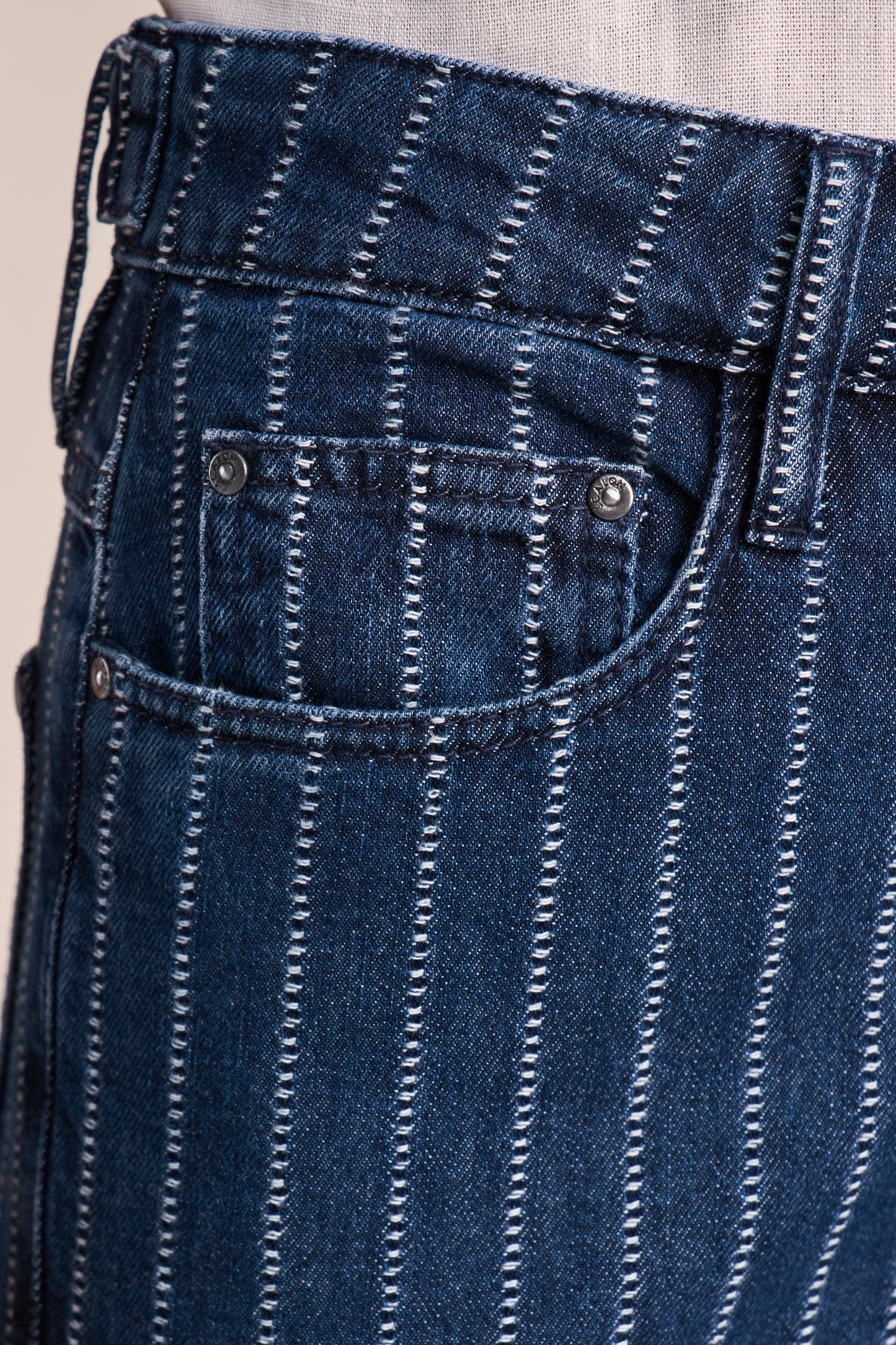 Calça Jeans Wide Leg Cintura Intermediária Listrada com Detalhe Ajustável
