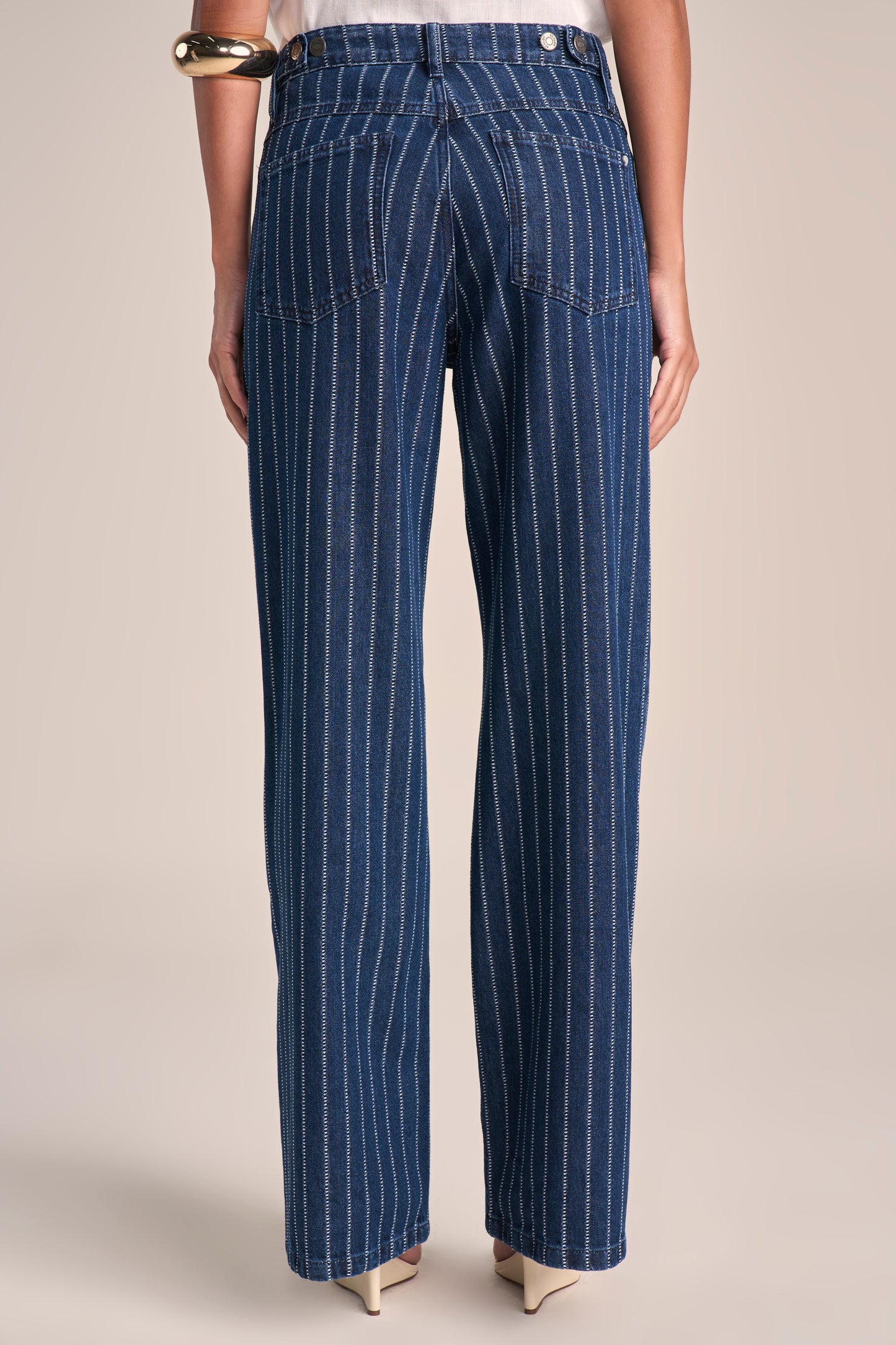 Calça Jeans Wide Leg Cintura Intermediária Listrada com Detalhe Ajustável