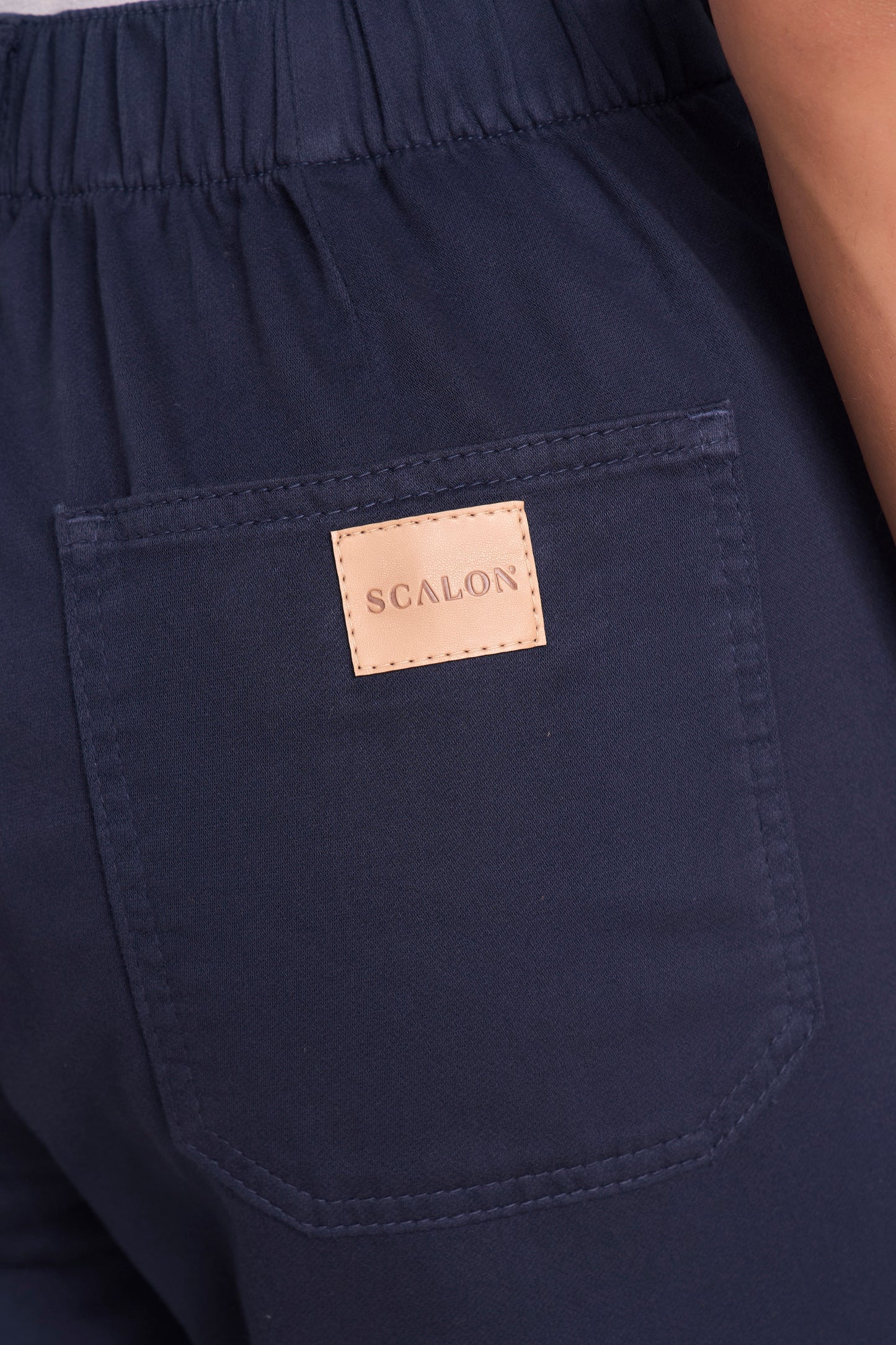 Calça Sarja Color Mom Cintura Intermediária Cós de Elástico