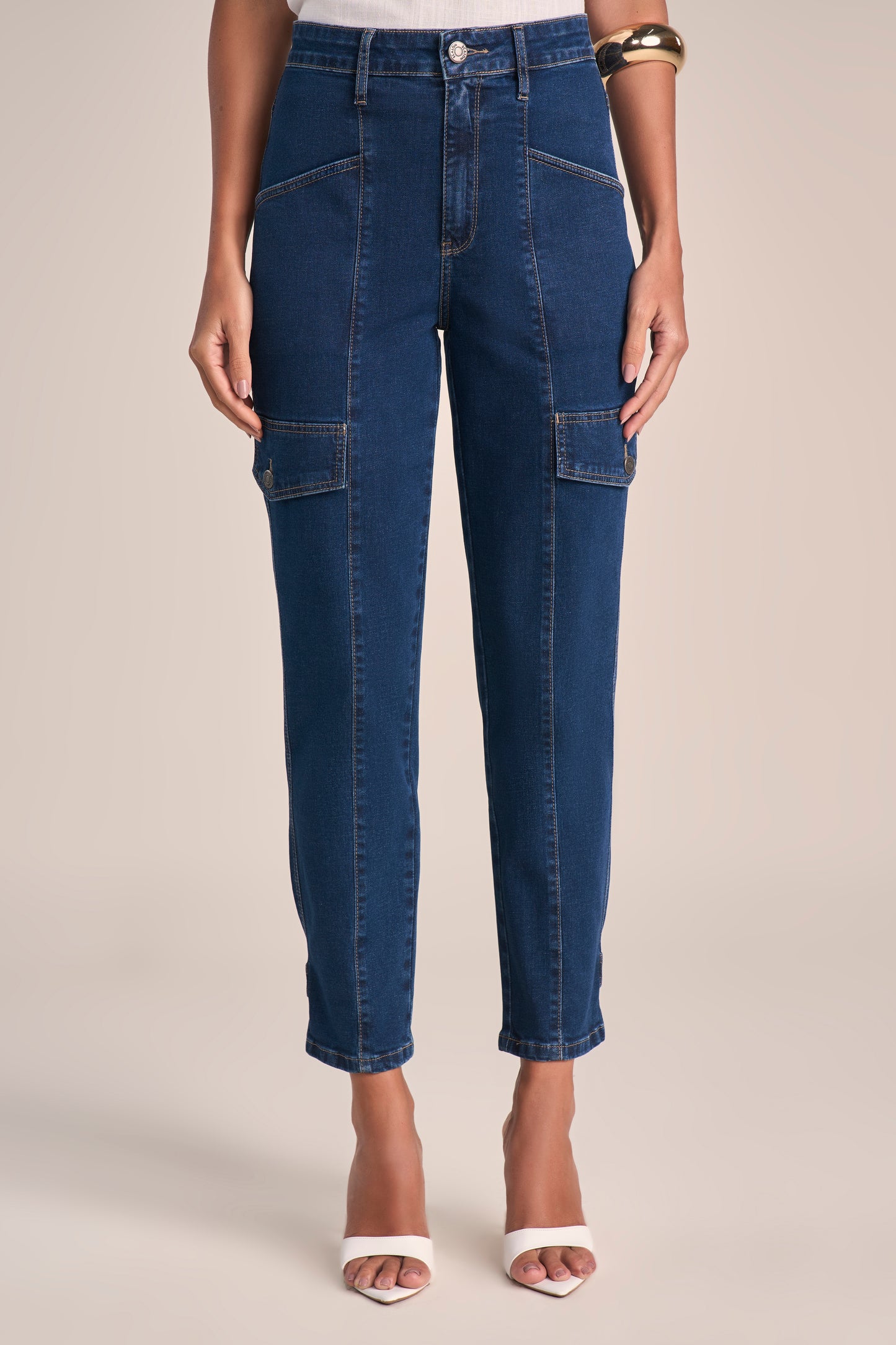 Calça Jeans Mom Cintura Intermediária com Lapelas