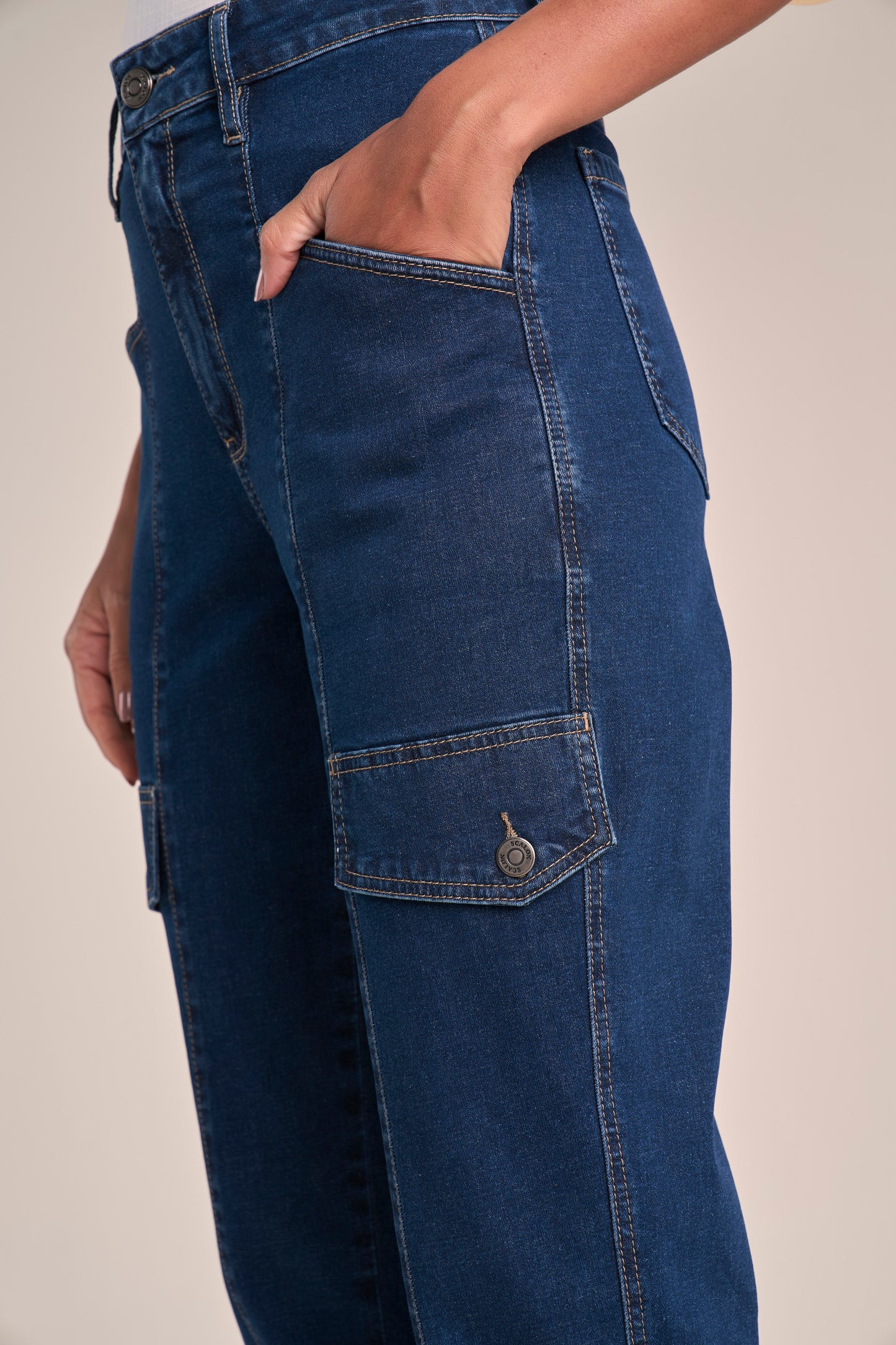 Calça Jeans Mom Cintura Intermediária com Lapelas