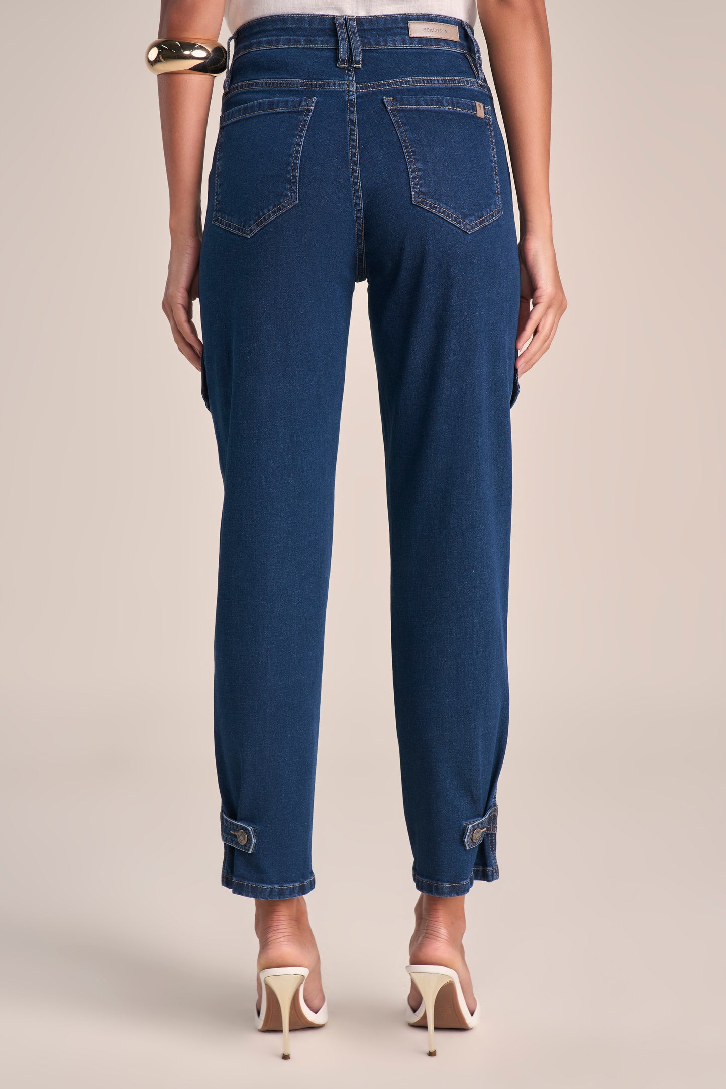 Calça Jeans Mom Cintura Intermediária com Lapelas