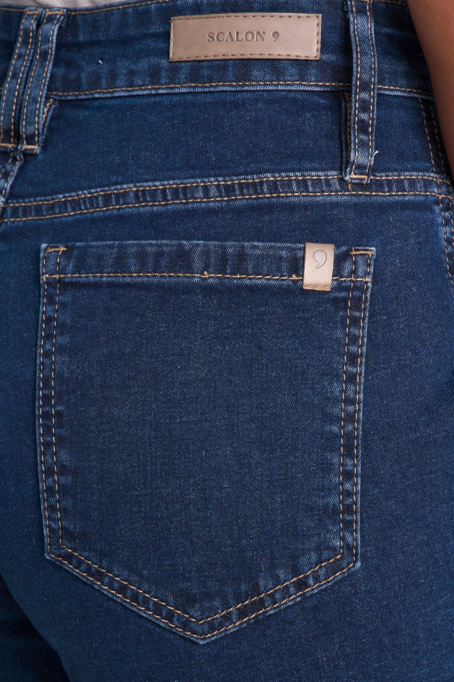 Calça Jeans Mom Cintura Intermediária com Lapelas