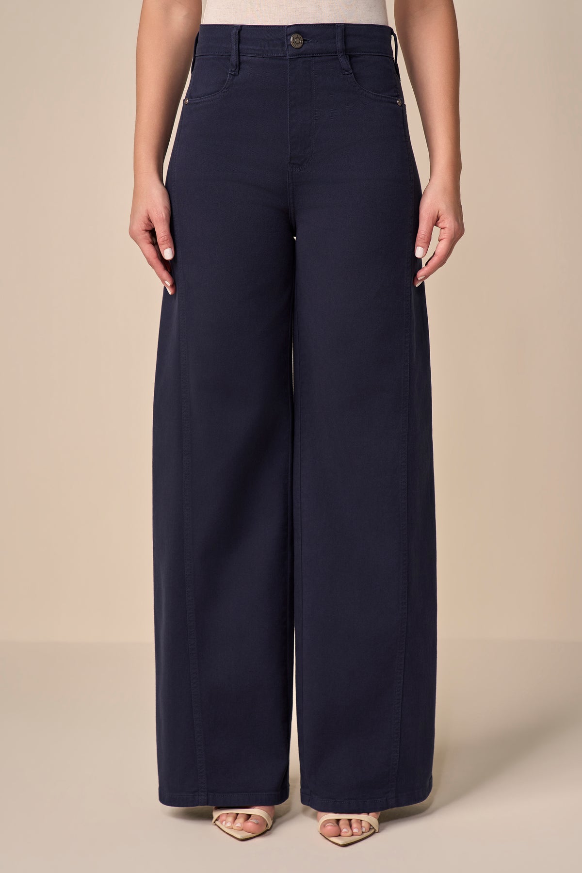 calça sarja color wide leg cintura intermediária com recortes