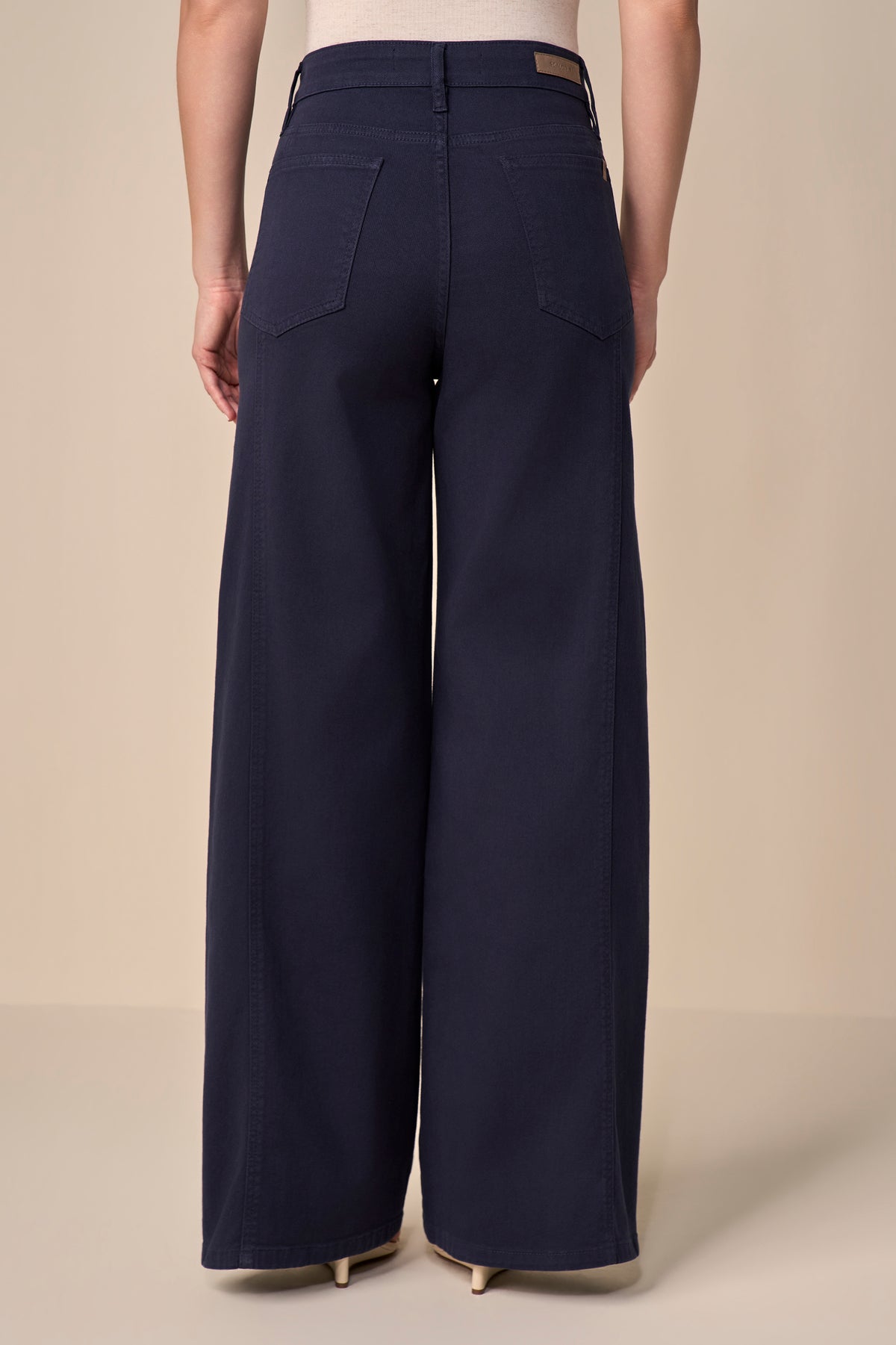 calça sarja color wide leg cintura intermediária com recortes