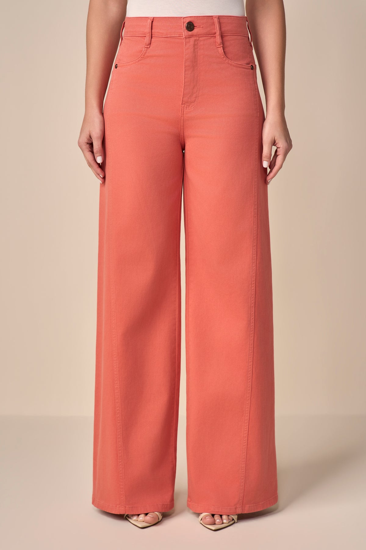 calça sarja color wide leg cintura intermediária com recortes