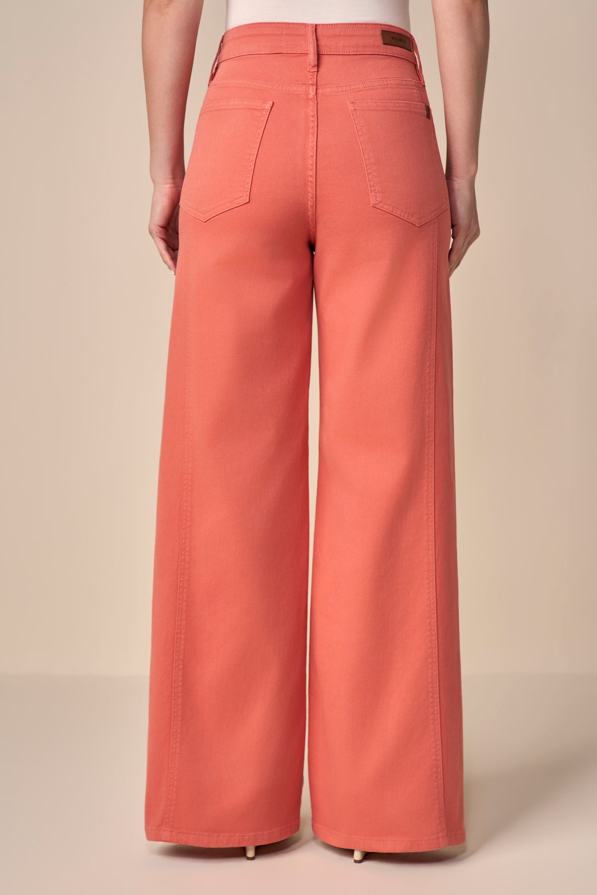 calça sarja color wide leg cintura intermediária com recortes