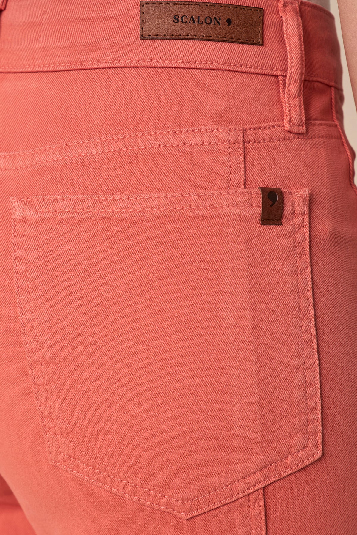 calça sarja color wide leg cintura intermediária com recortes