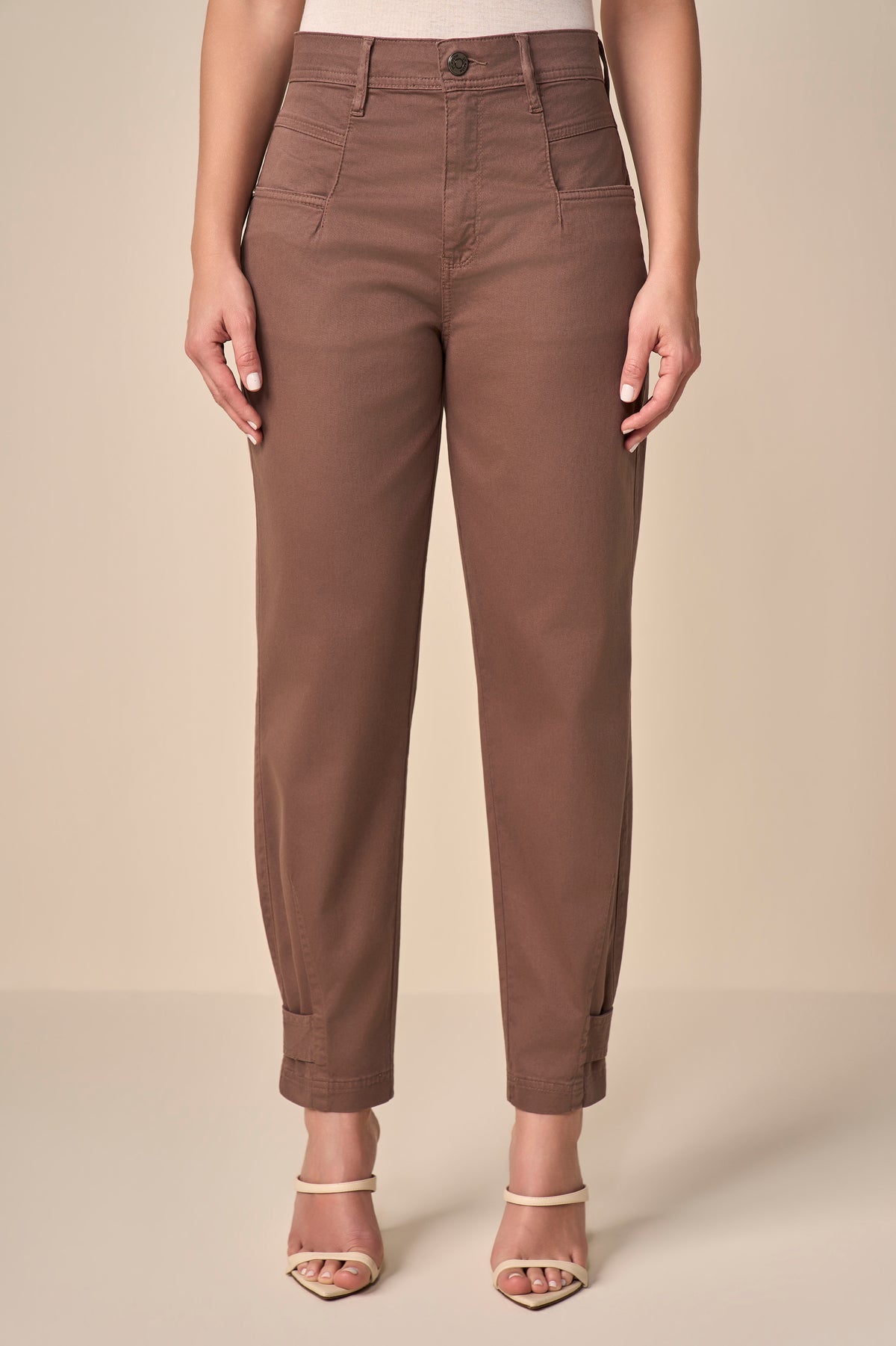 calça sarja color mom cintura intermediária com martingale