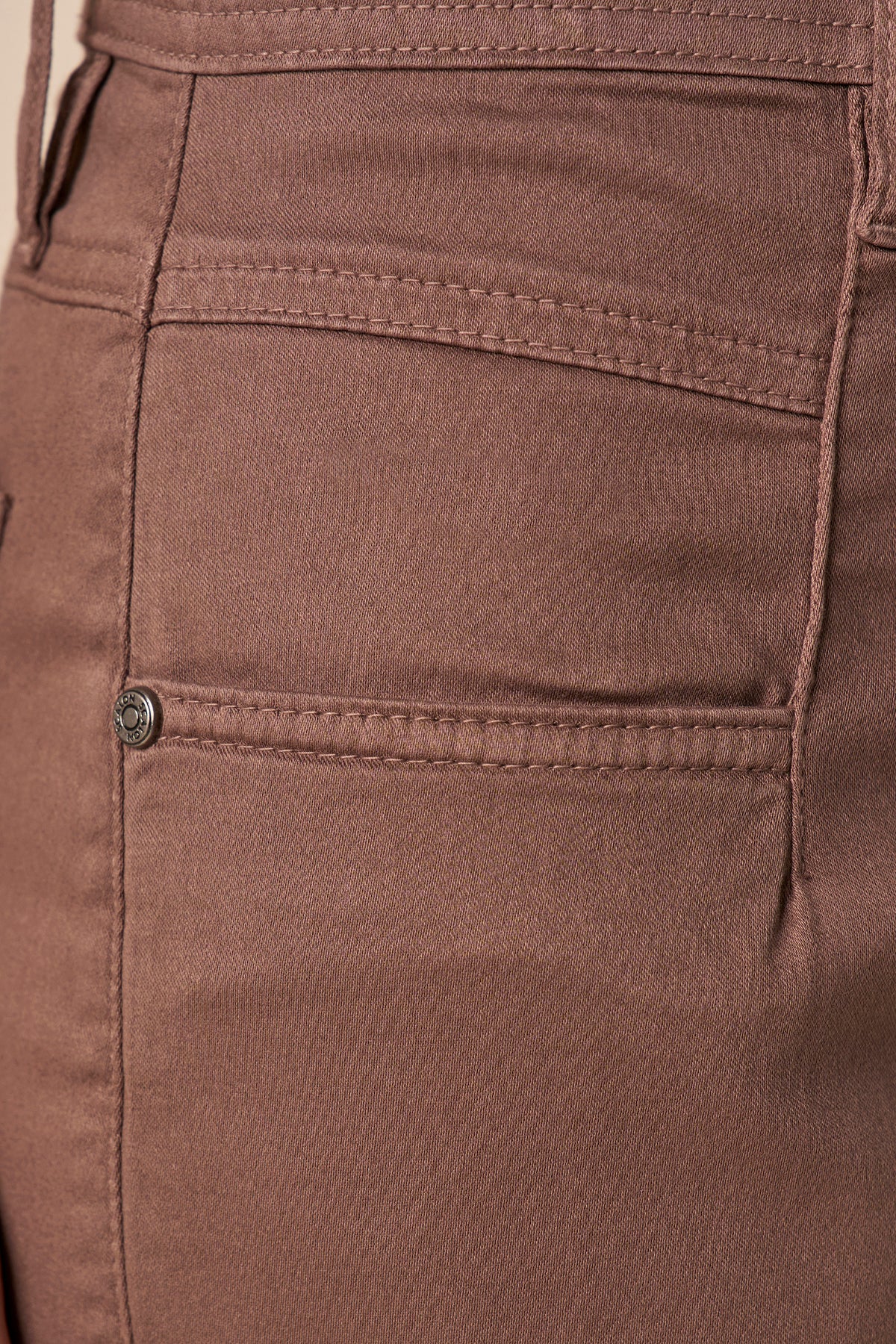 calça sarja color mom cintura intermediária com martingale