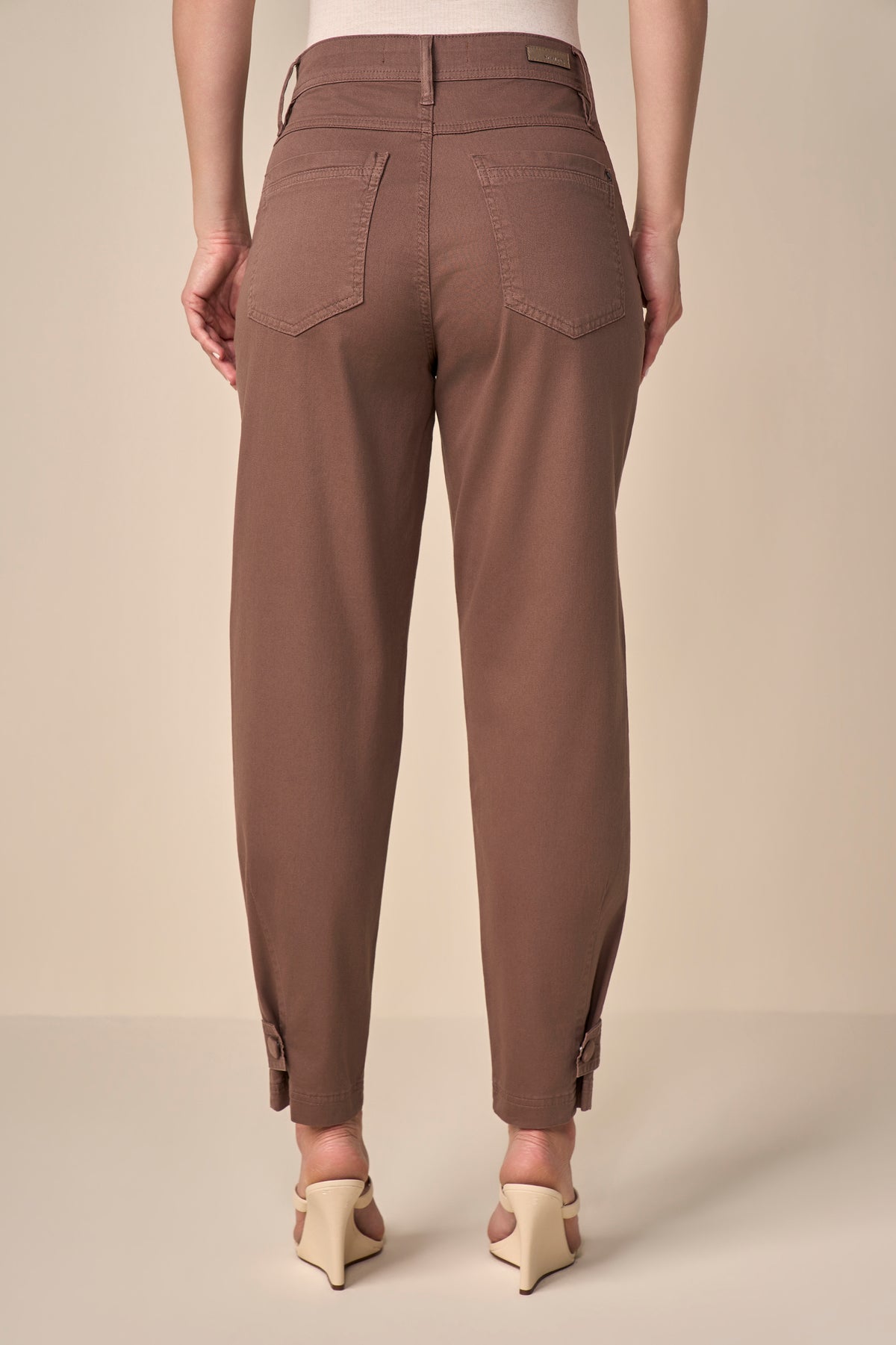 calça sarja color mom cintura intermediária com martingale
