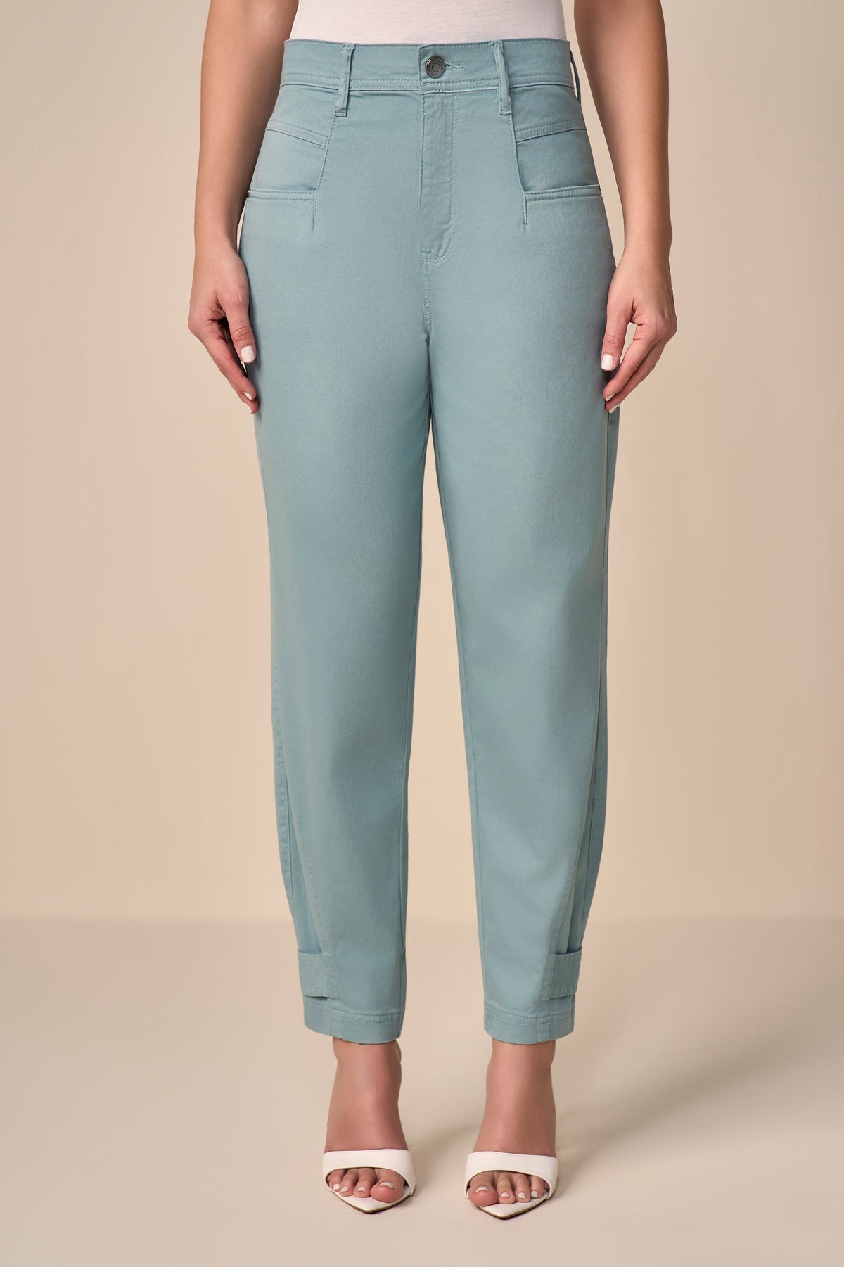 calça sarja color mom cintura intermediária com martingale