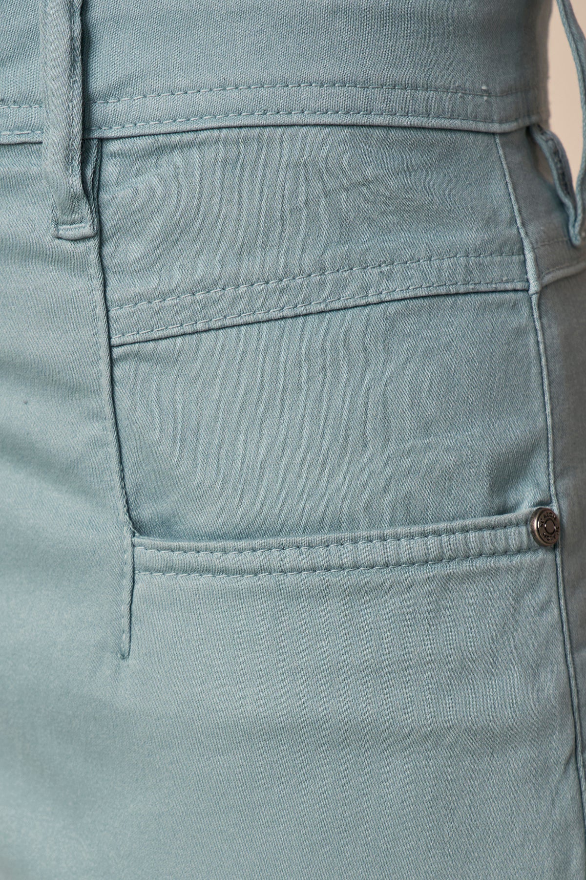 calça sarja color mom cintura intermediária com martingale