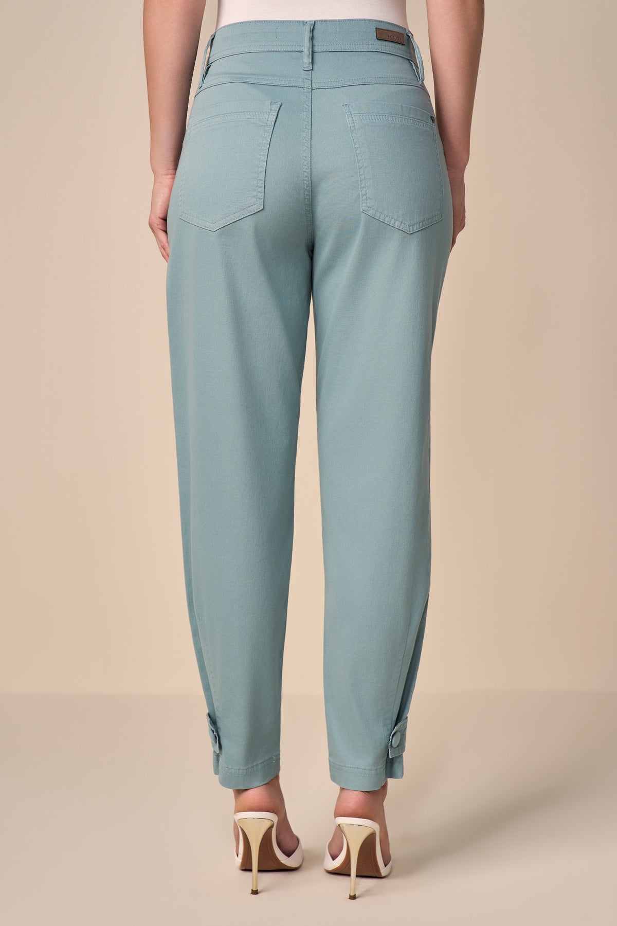 calça sarja color mom cintura intermediária com martingale