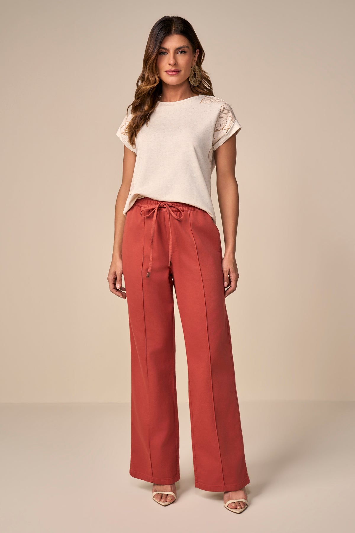 calça sarja color wide leg comfy cintura intermediária cós de elástico