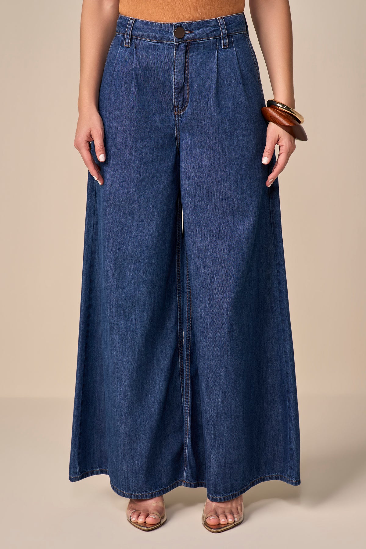 calça jeans pantalona ampla cinturaintermediária com pregas