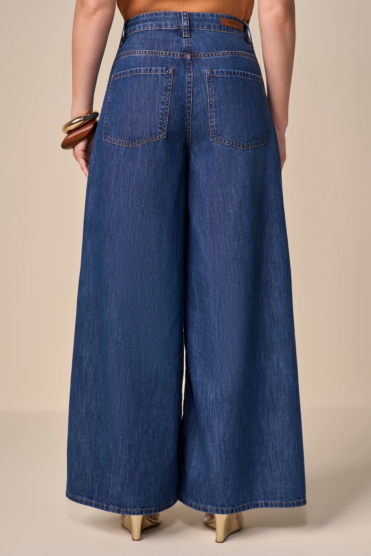 calça jeans pantalona ampla cinturaintermediária com pregas